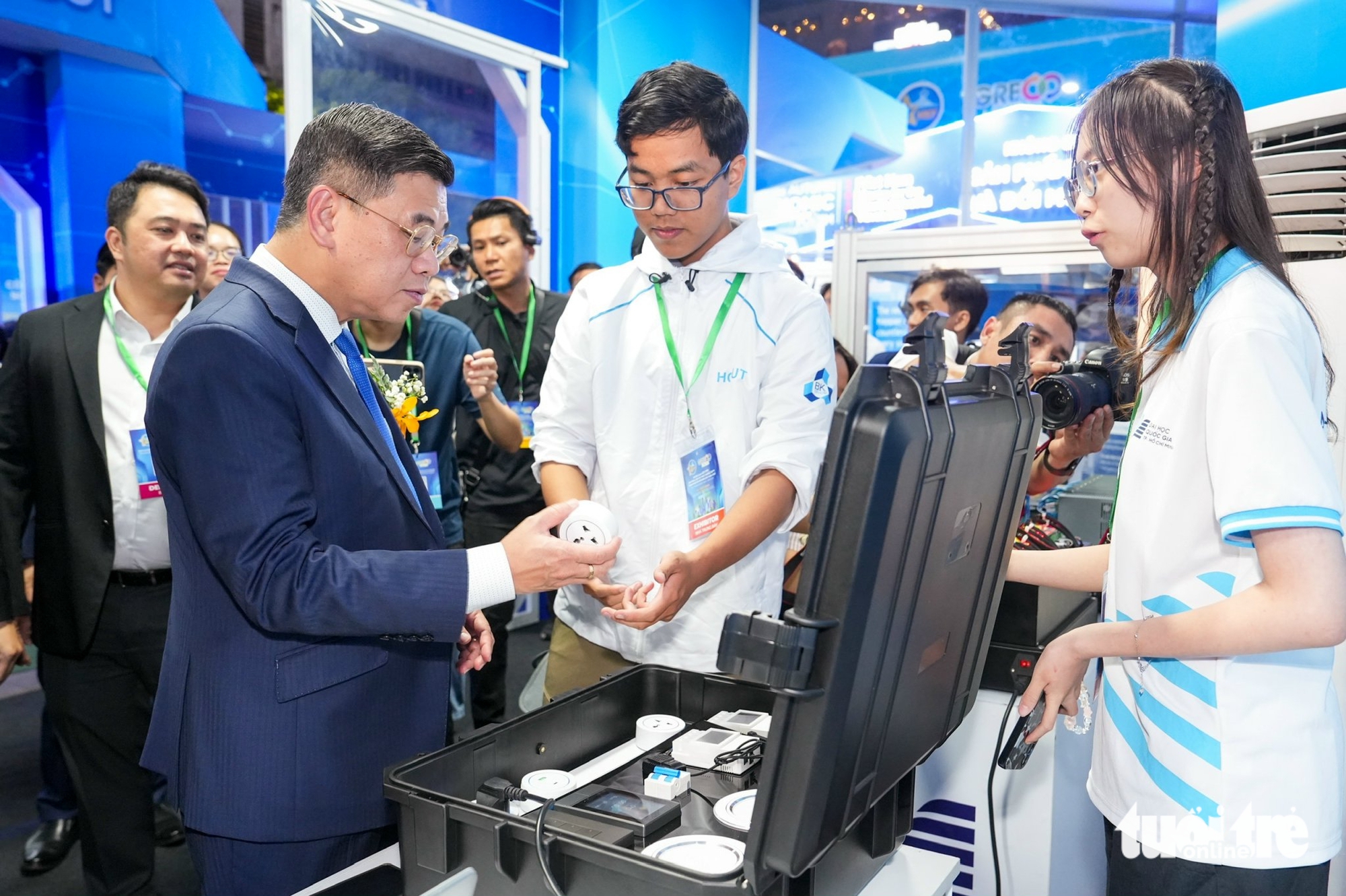 在阮惠步行街欣赏一系列先进、最现代的尖端技术