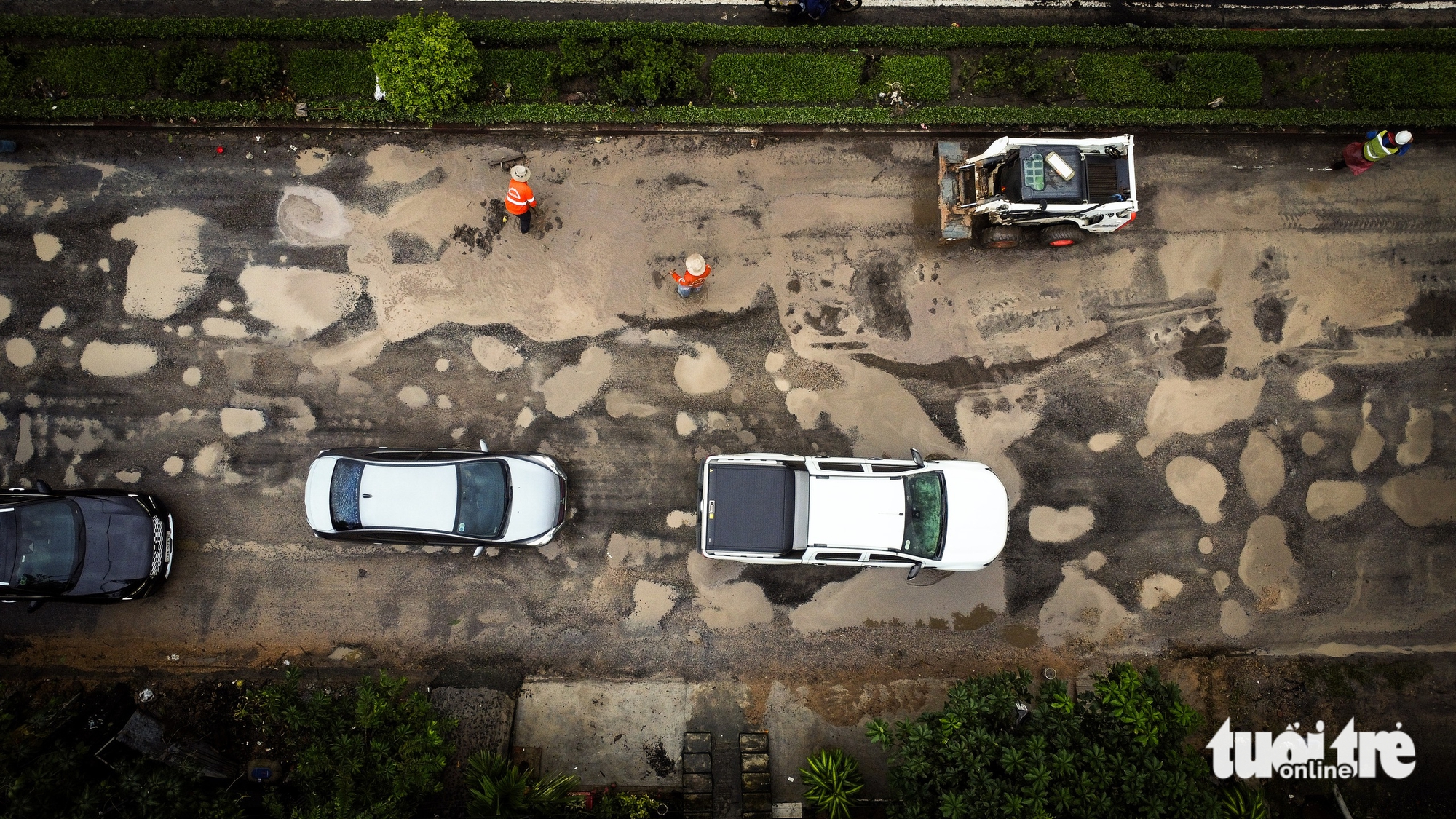 洪水过后国道1号多处路段损毁严重，车辆缓慢前行