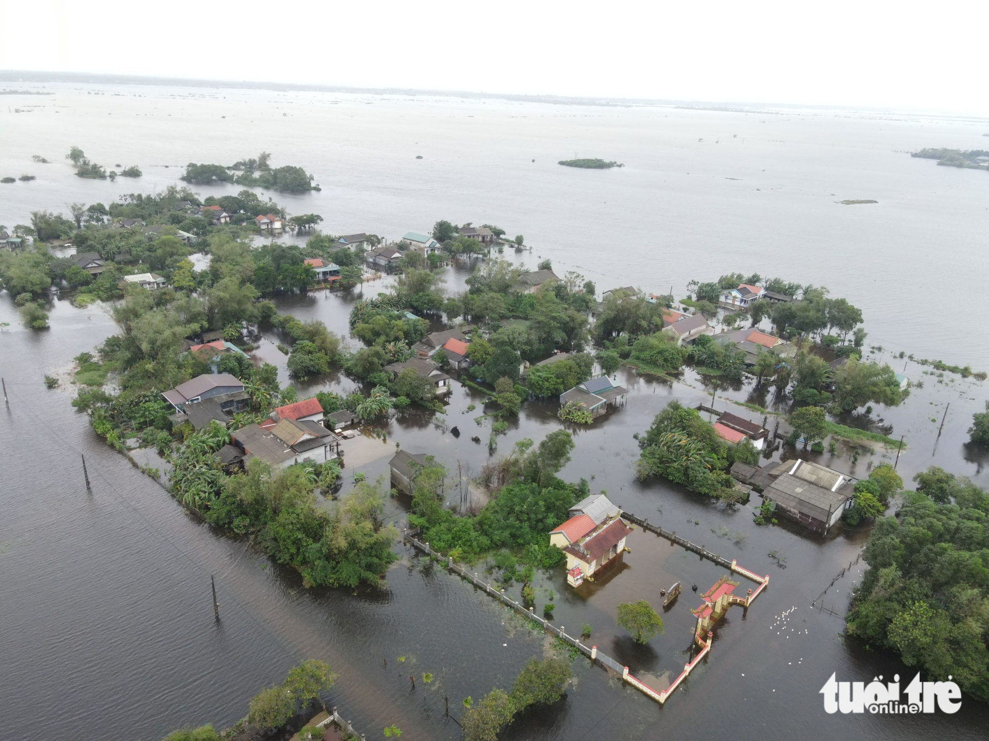 顺化洪涝区生活混乱，勉强维持生计