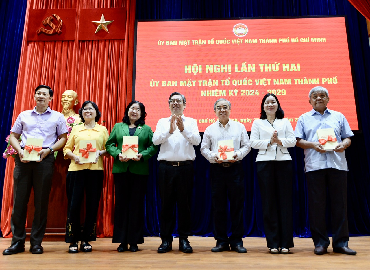 胡志明市向洪涝地区民众运送价值2800亿越南盾的救援物资