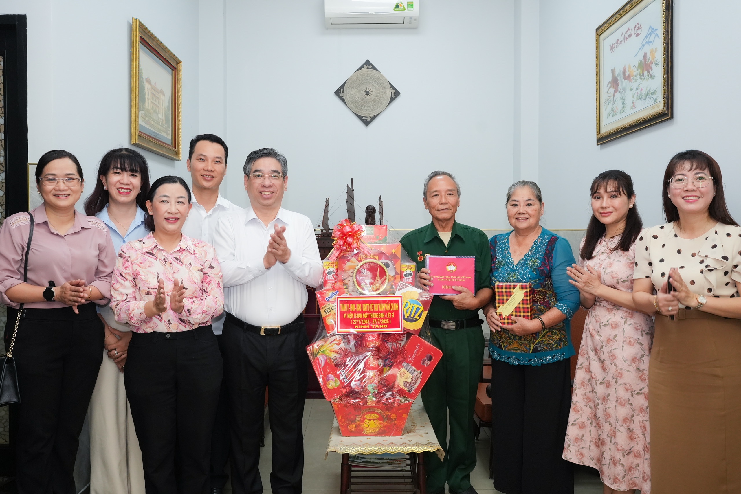 阮福禄先生访问并感谢胡志明市的典型伤残军人和政策家庭