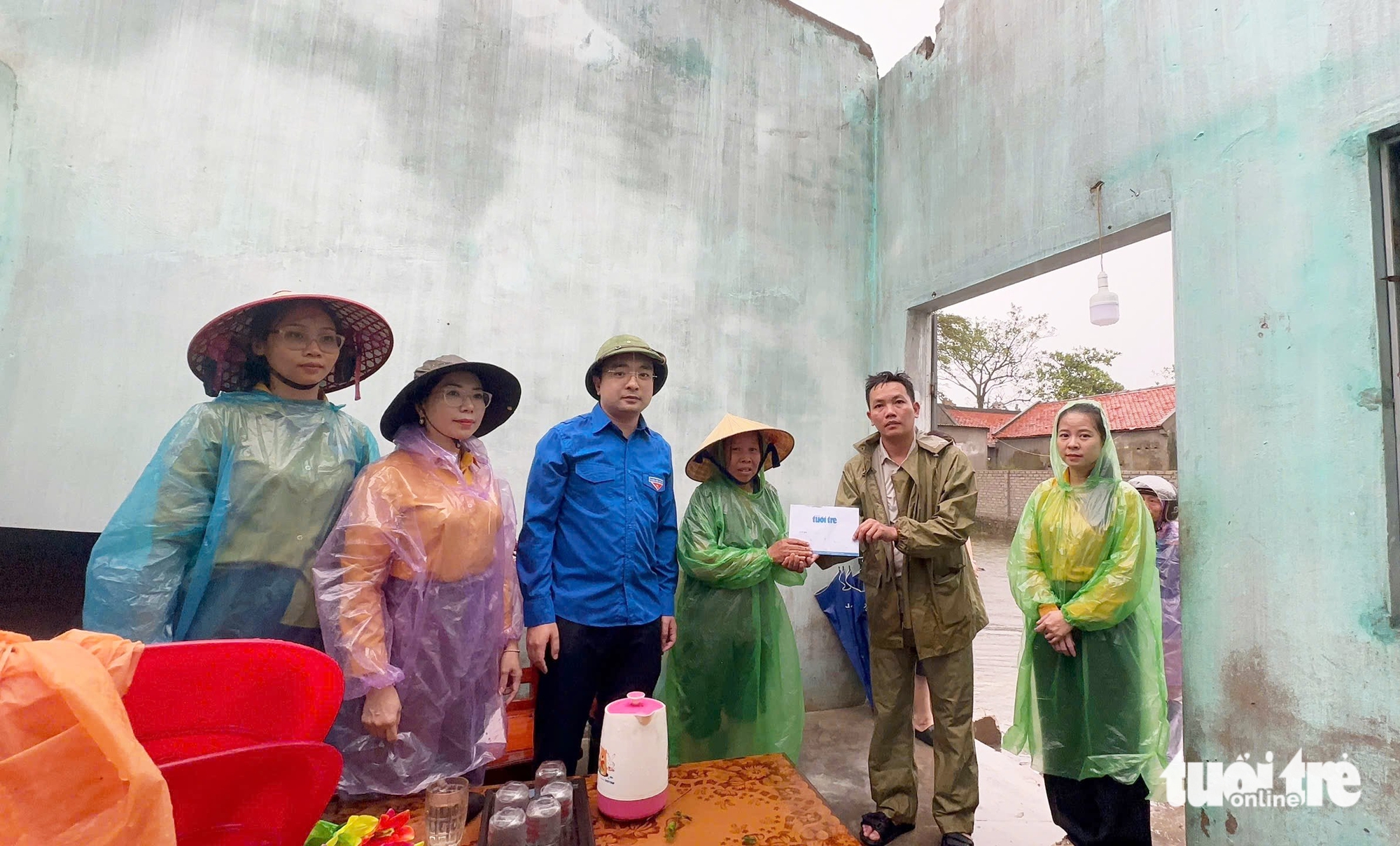 中部居民在布洛伊台风后收到重铺屋顶资金时感动不已