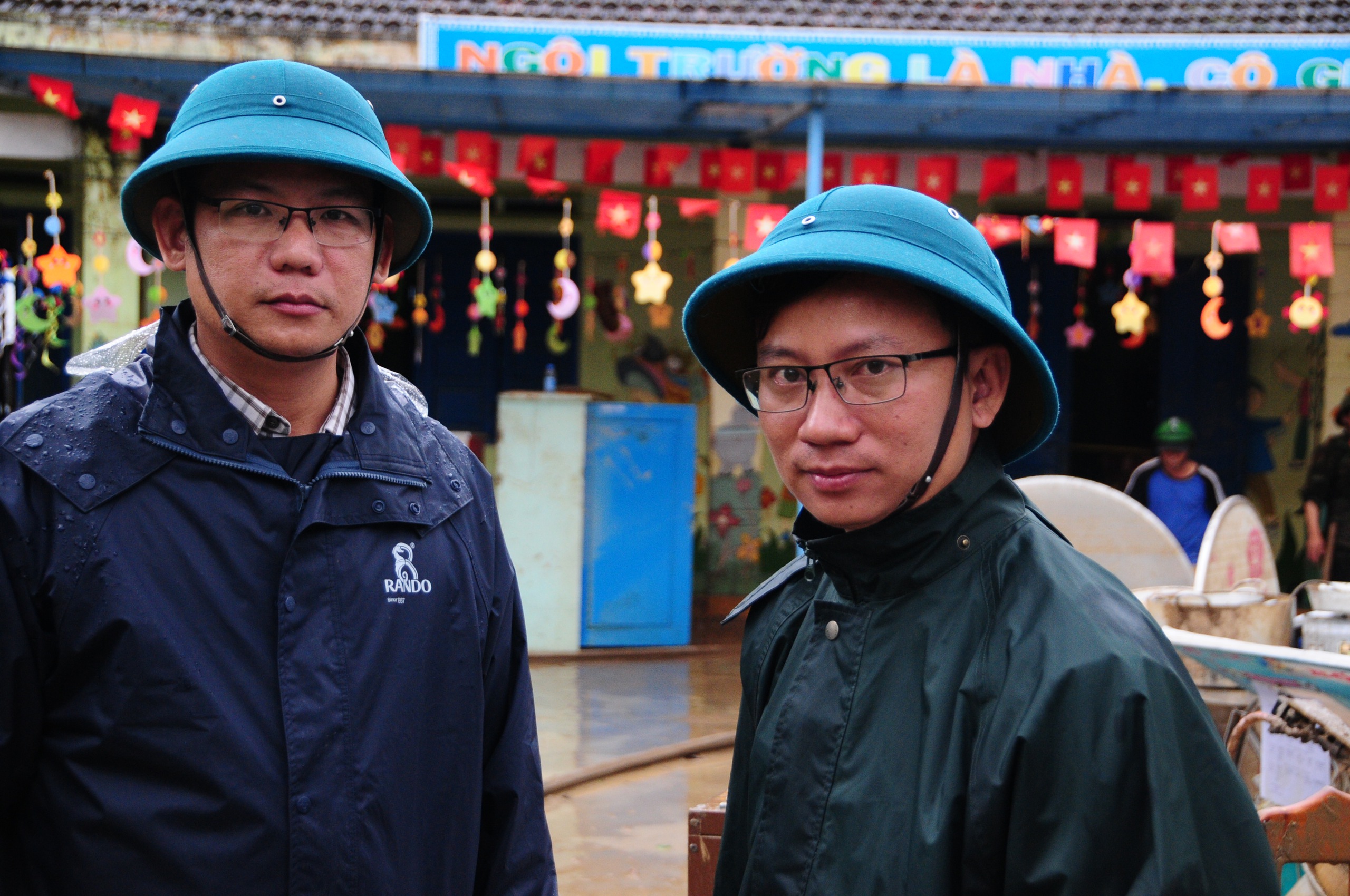 会见两位用鸭船追赶救出数十人逃离急流洪水的'英雄'