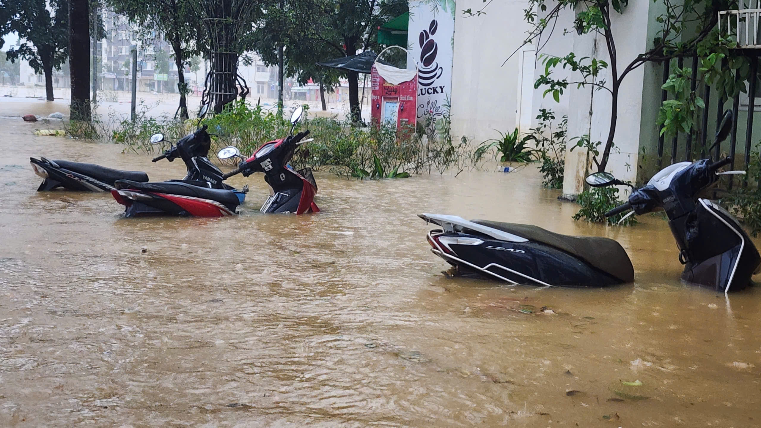 顺化再次遭遇倾盆大雨，居民在一周内迎来第三场洪水