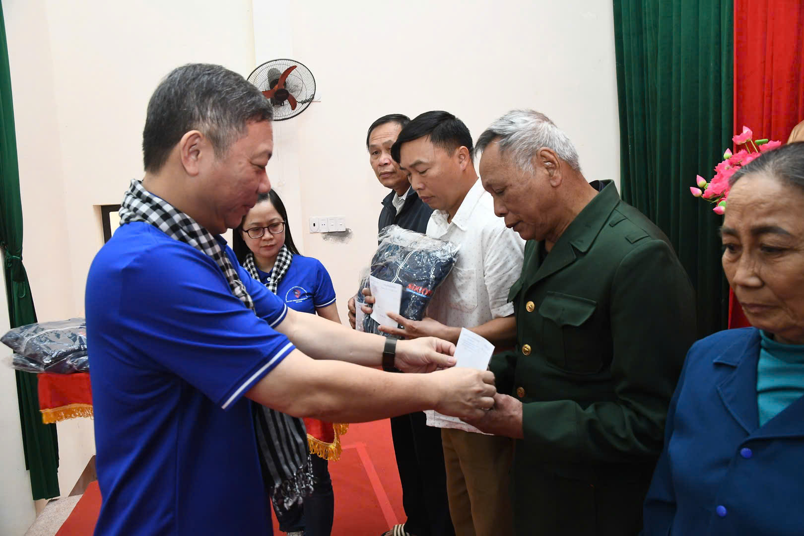 胡志明市宣传新闻代表团向太原省政策家庭和困难户赠送礼物