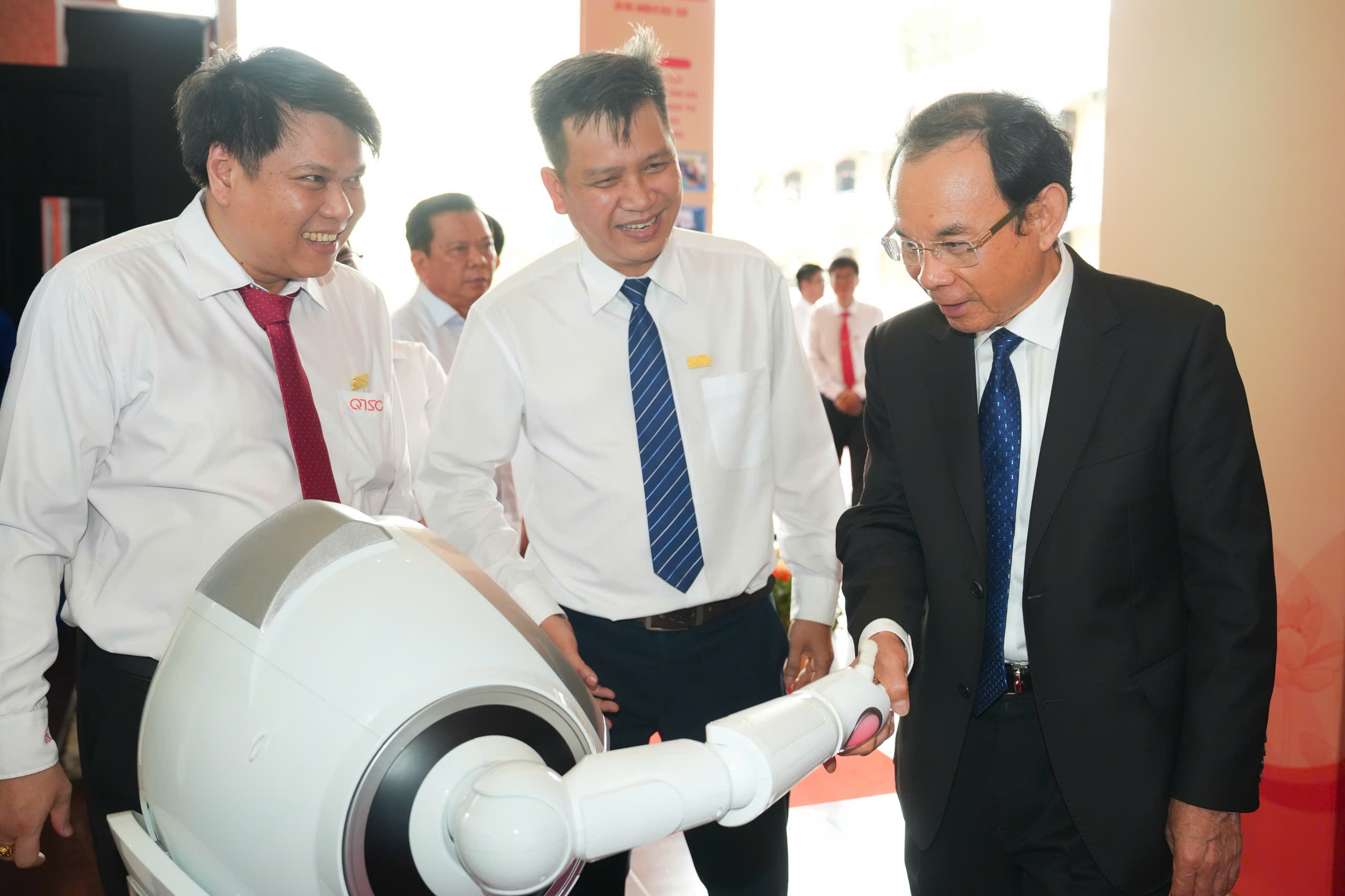 胡志明市人民委员会党部代表捐款近100亿越南盾支持受灾同胞