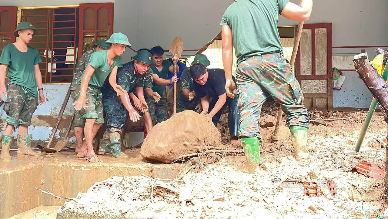 为3000户滑坡地区居民背送粮食补给