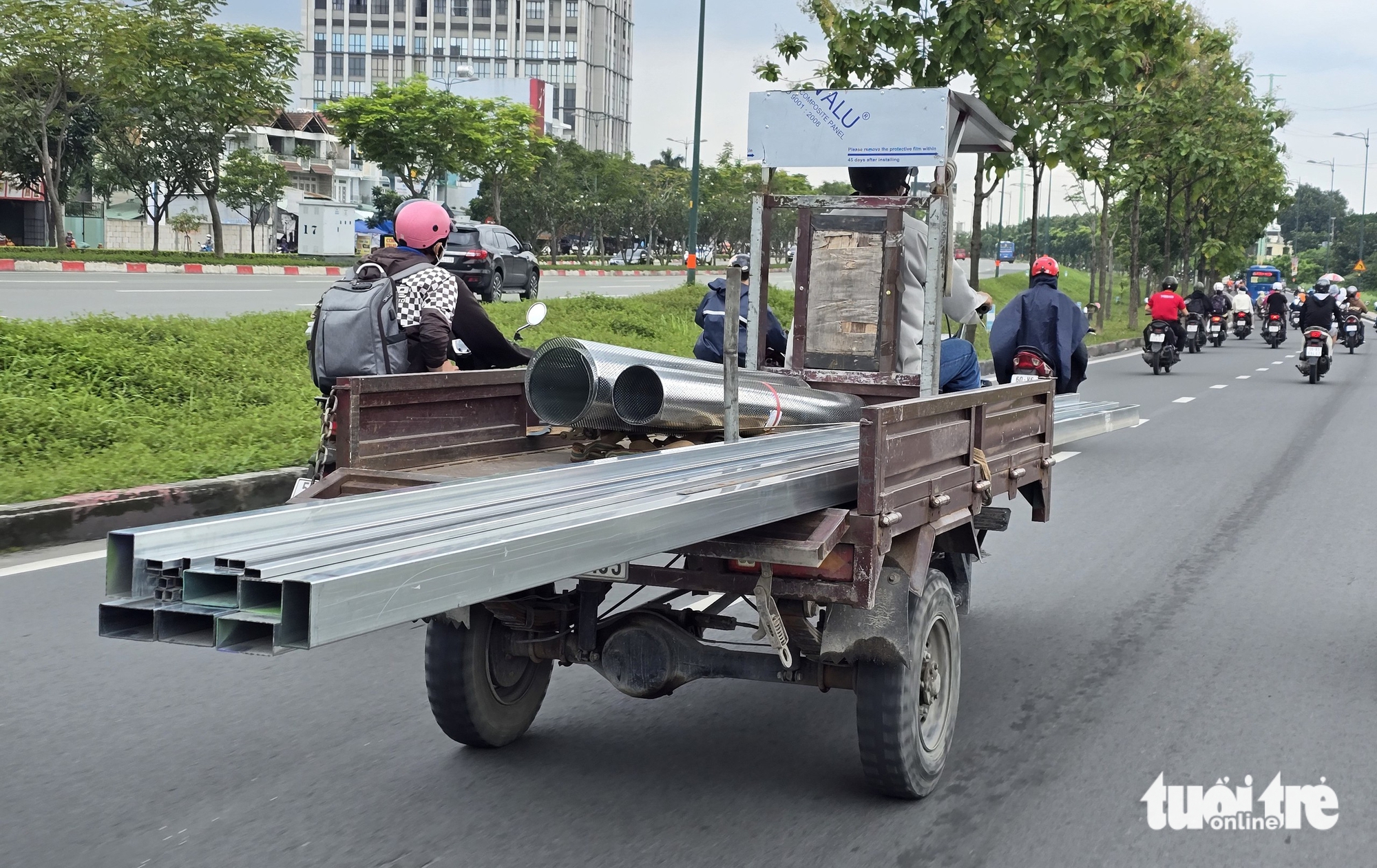 许多自制三轮车、拖车运输长度达车身三倍的铁皮、钢材仍在路上行驶