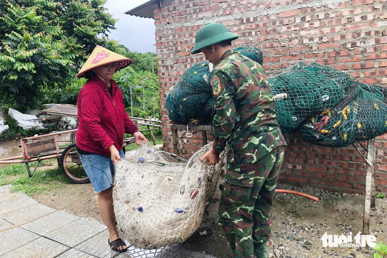 抗击台风Bualoi：河静省禁止出海，开始疏散居民；广治省部队下田帮助农民收割水稻