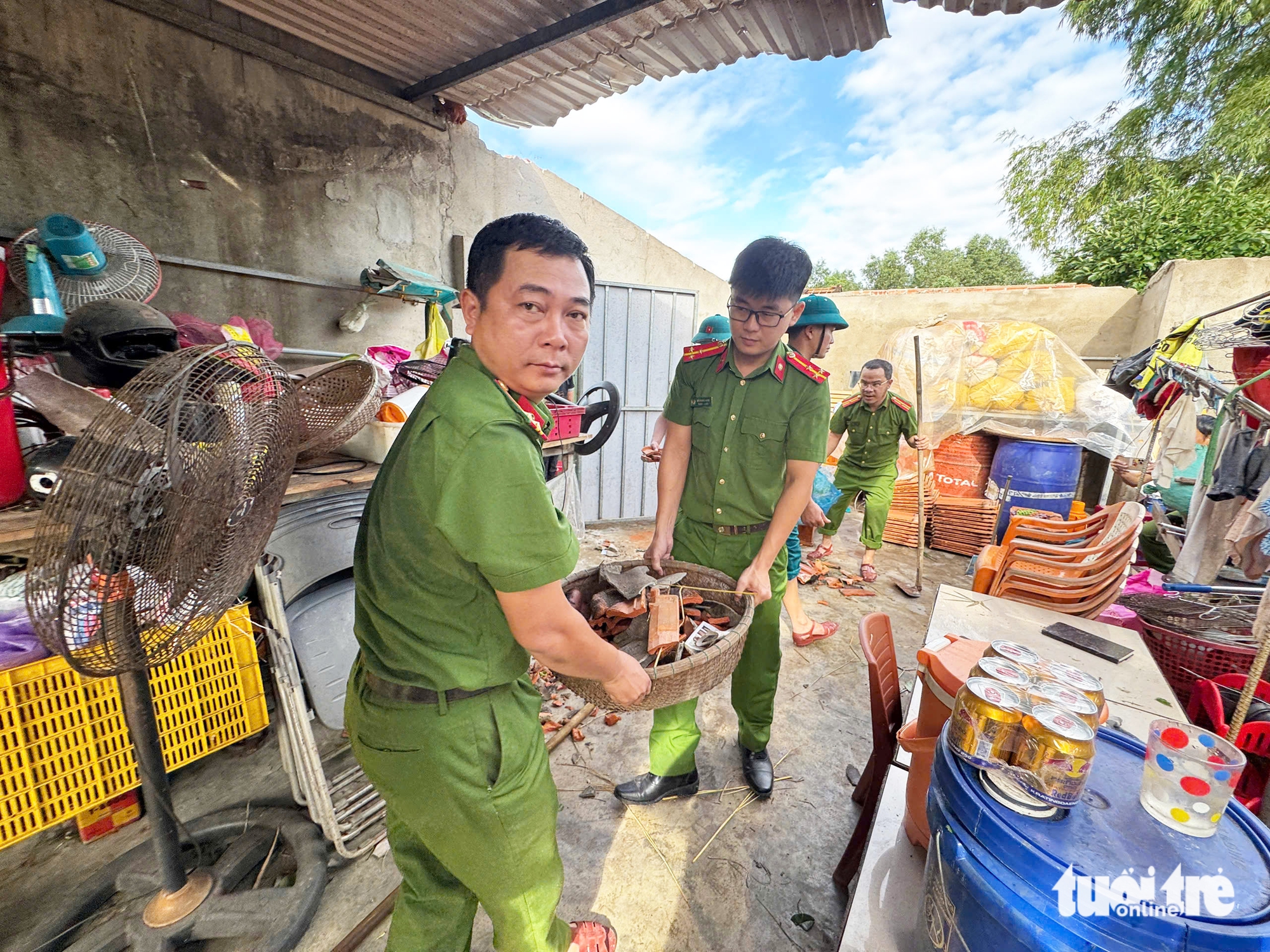 恐怖龙卷风夜间横扫岘港数十户民宅