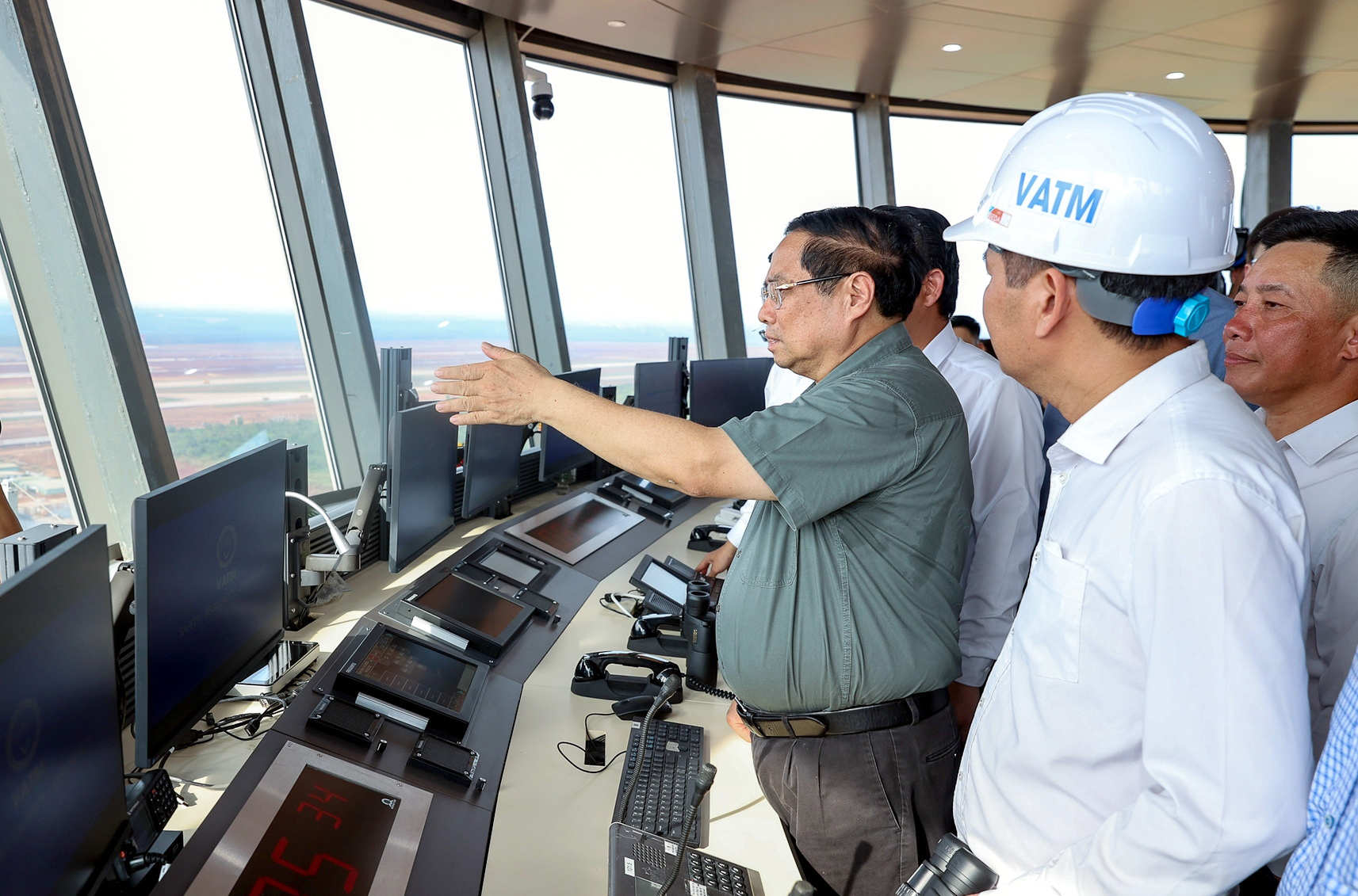 确保龙城机场首航安全