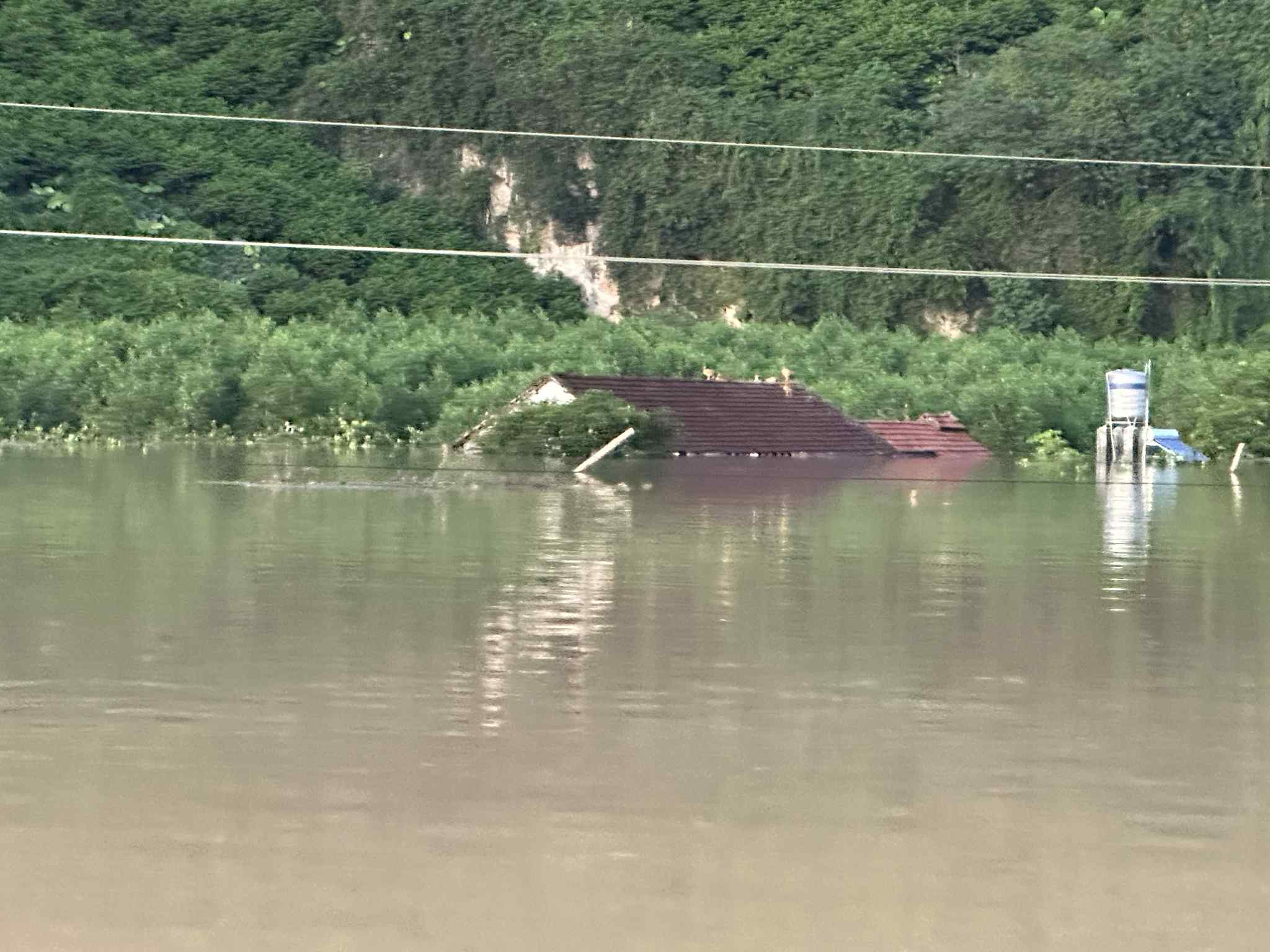 数千房屋在历史性洪水中被淹没的朗松全景