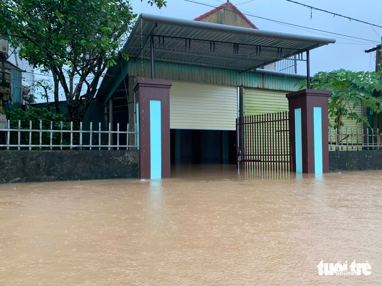 暴雨和洪水导致村庄被孤立，道路淹没在水中