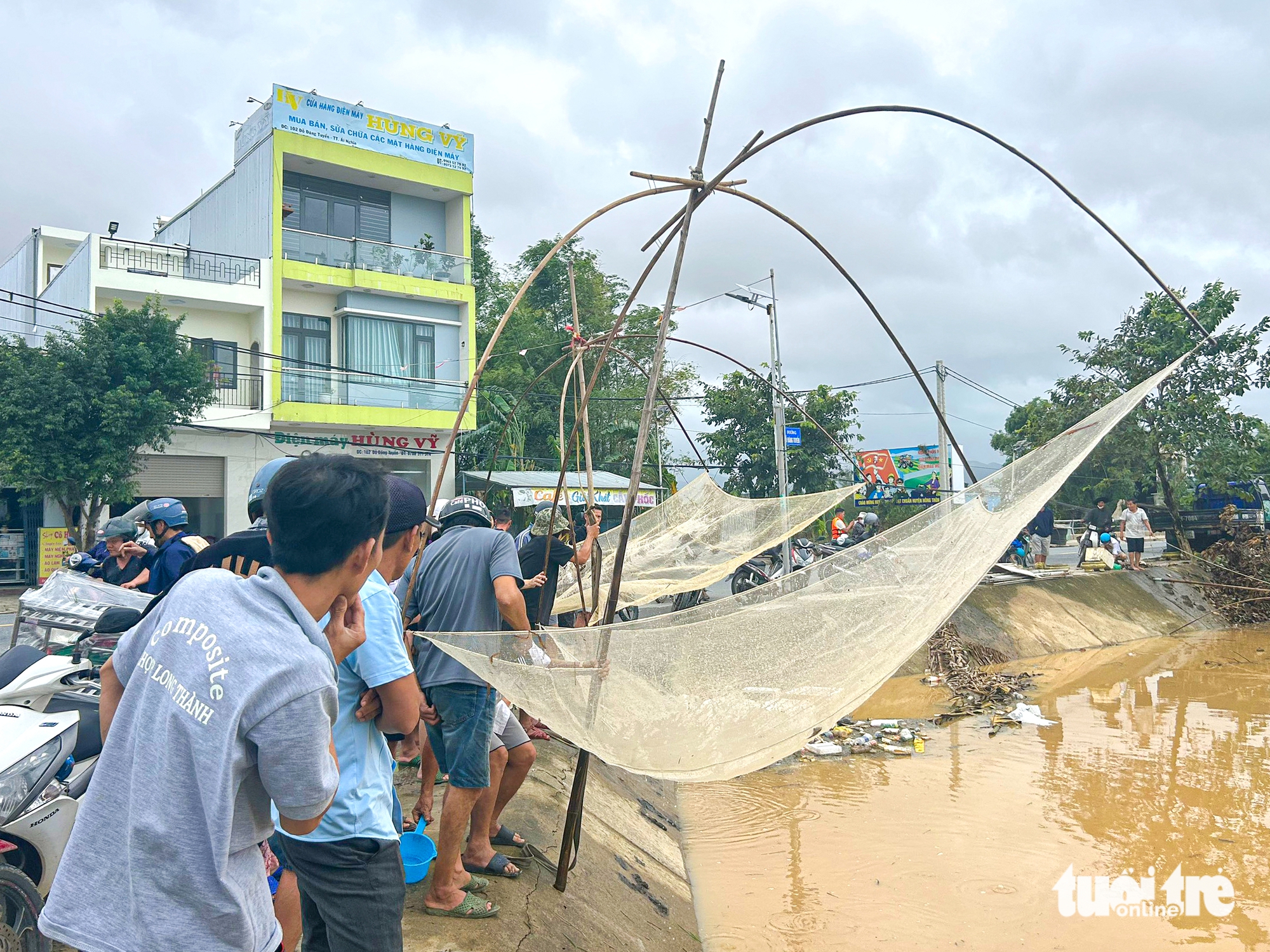 广南地区民众涌向田野拉'网'捕'群'鱼腌制姜黄