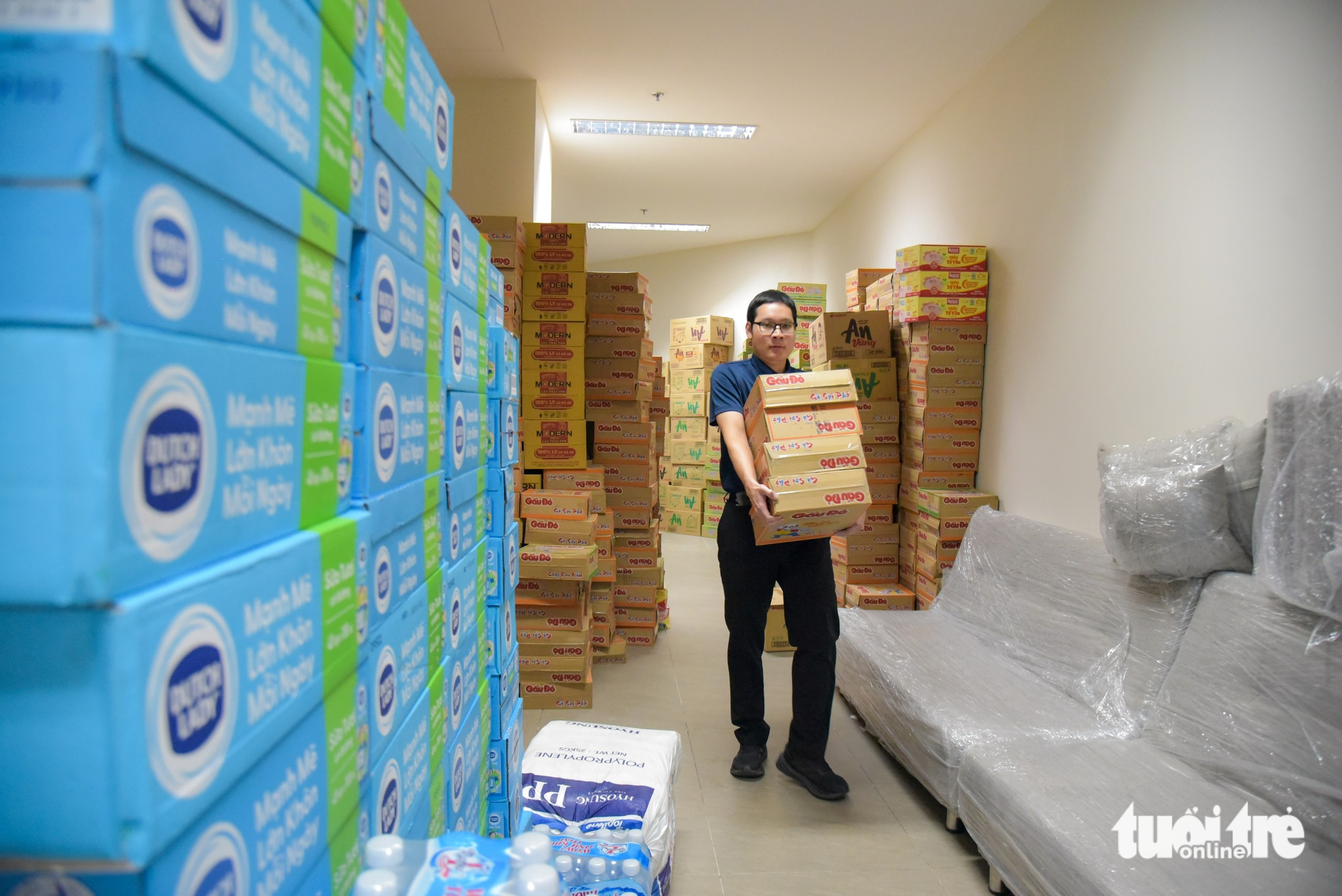 越南人与外国人携手'传递爱心'给洪水灾区同胞