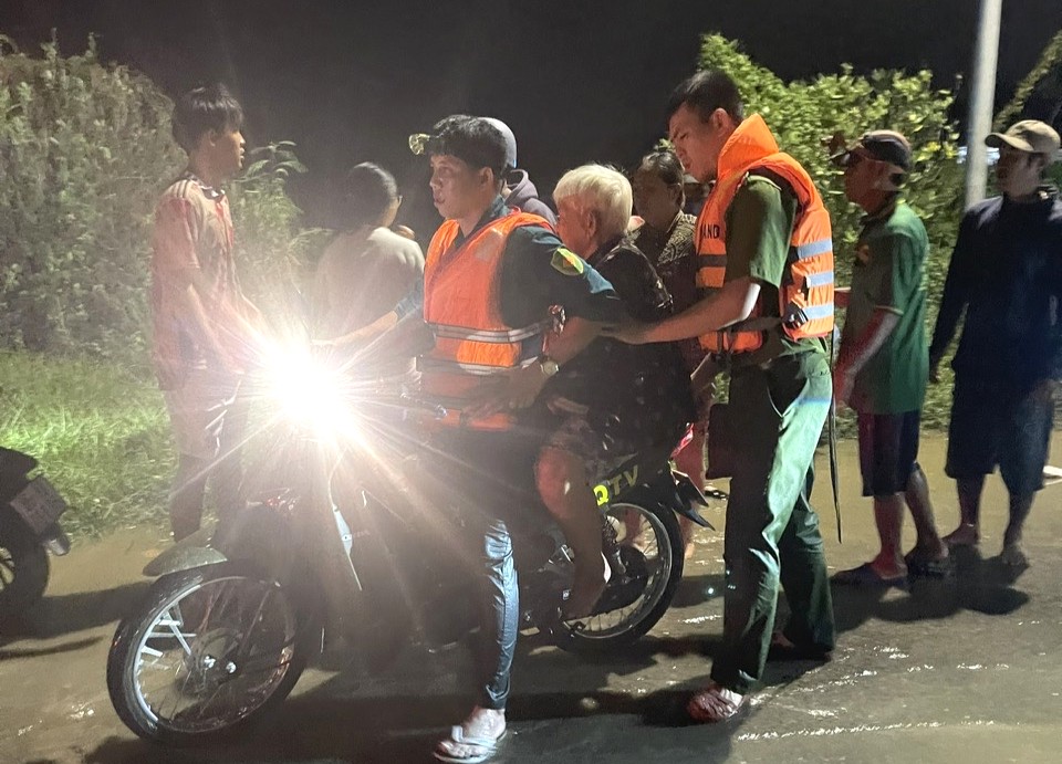 龙河水库前所未有地泄洪：联香居民许多财产随洪水流失