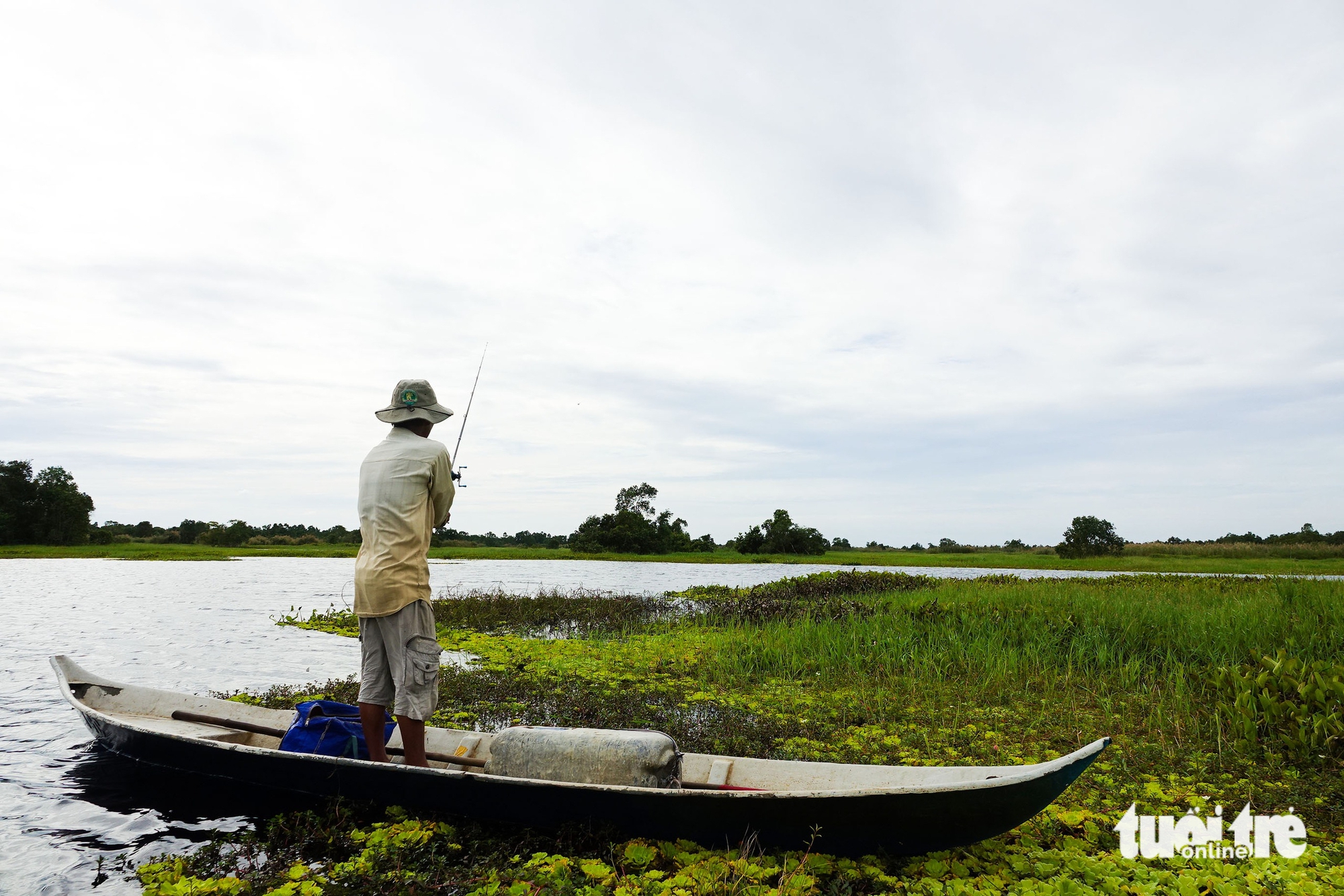 前往U Minh Thượng鱼窝观看民众捕捉黑鱼