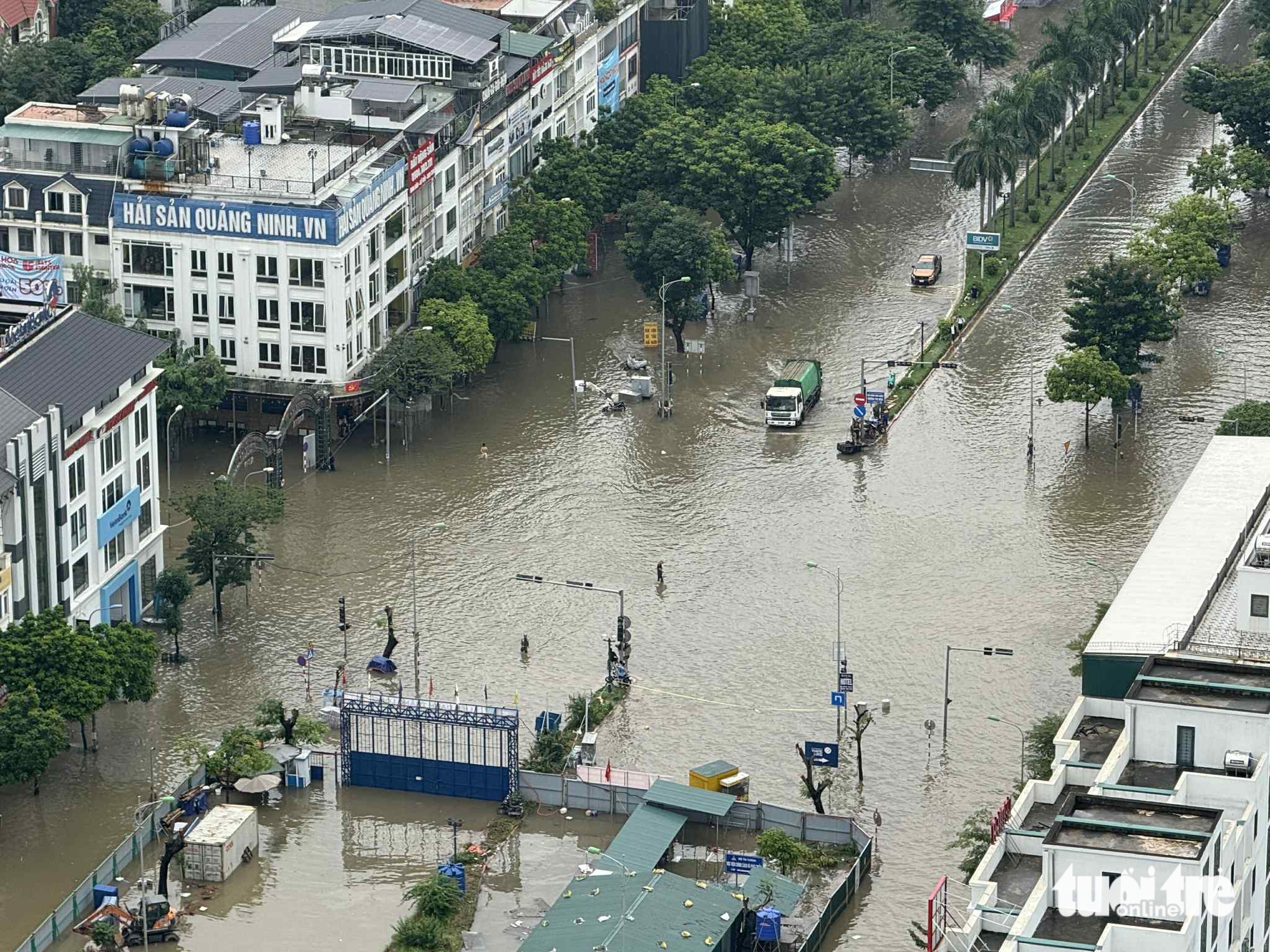 河内各地仍积水严重，修车工在积水点“驻扎”修理熄火车辆
