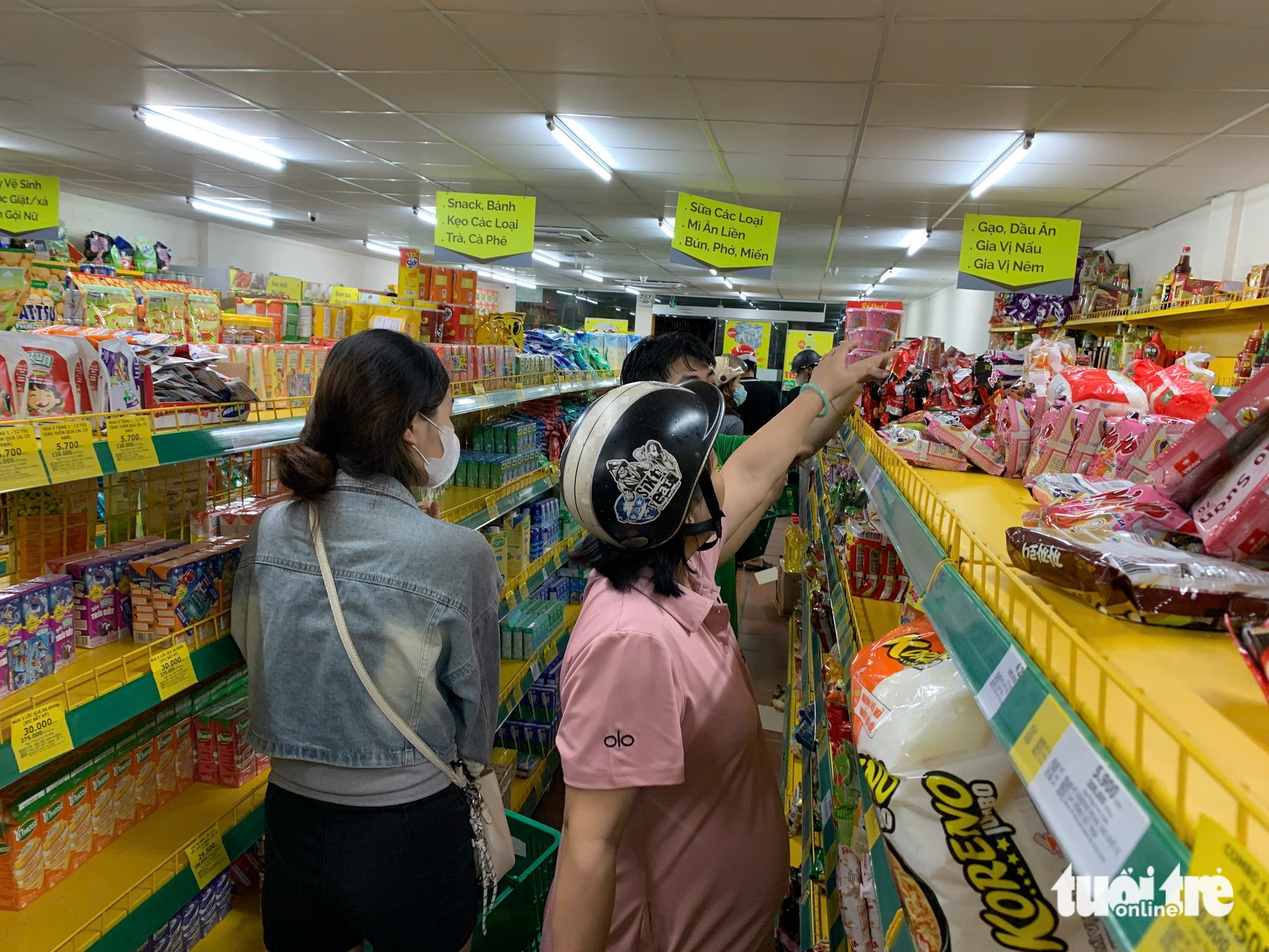 岘港：台风前居民抢购食品囤积，绿叶蔬菜'售罄'