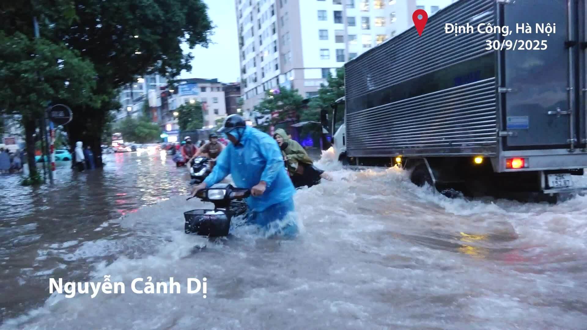 河内严重内涝，交通瘫痪