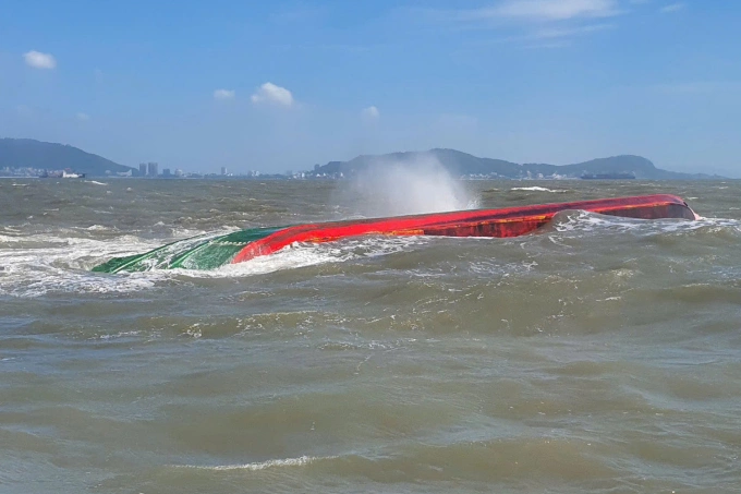 一艘载有3人的驳船在头顿海域倾覆