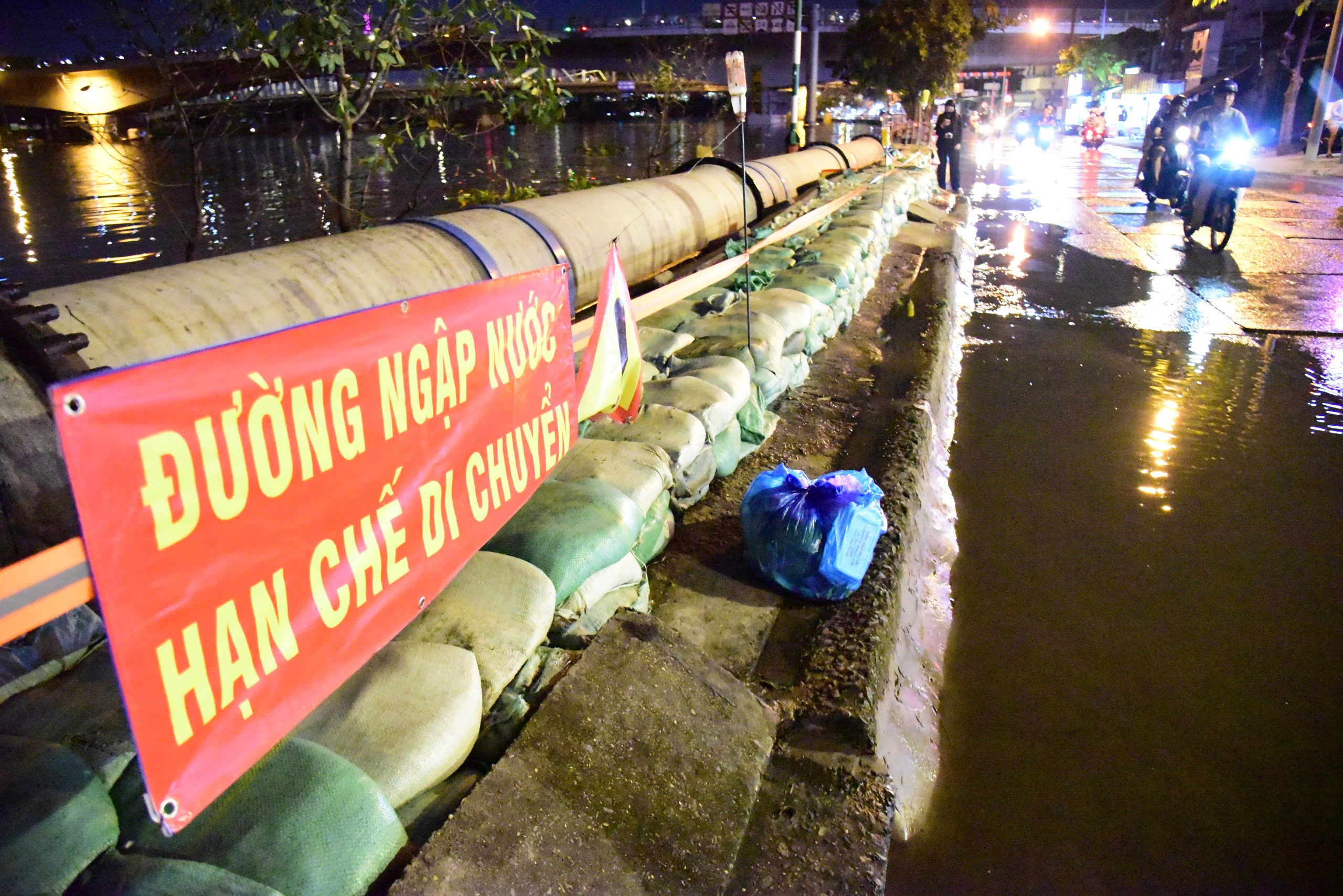 在潮汐期间用沙袋阻挡特河洪水涌入陈春算路