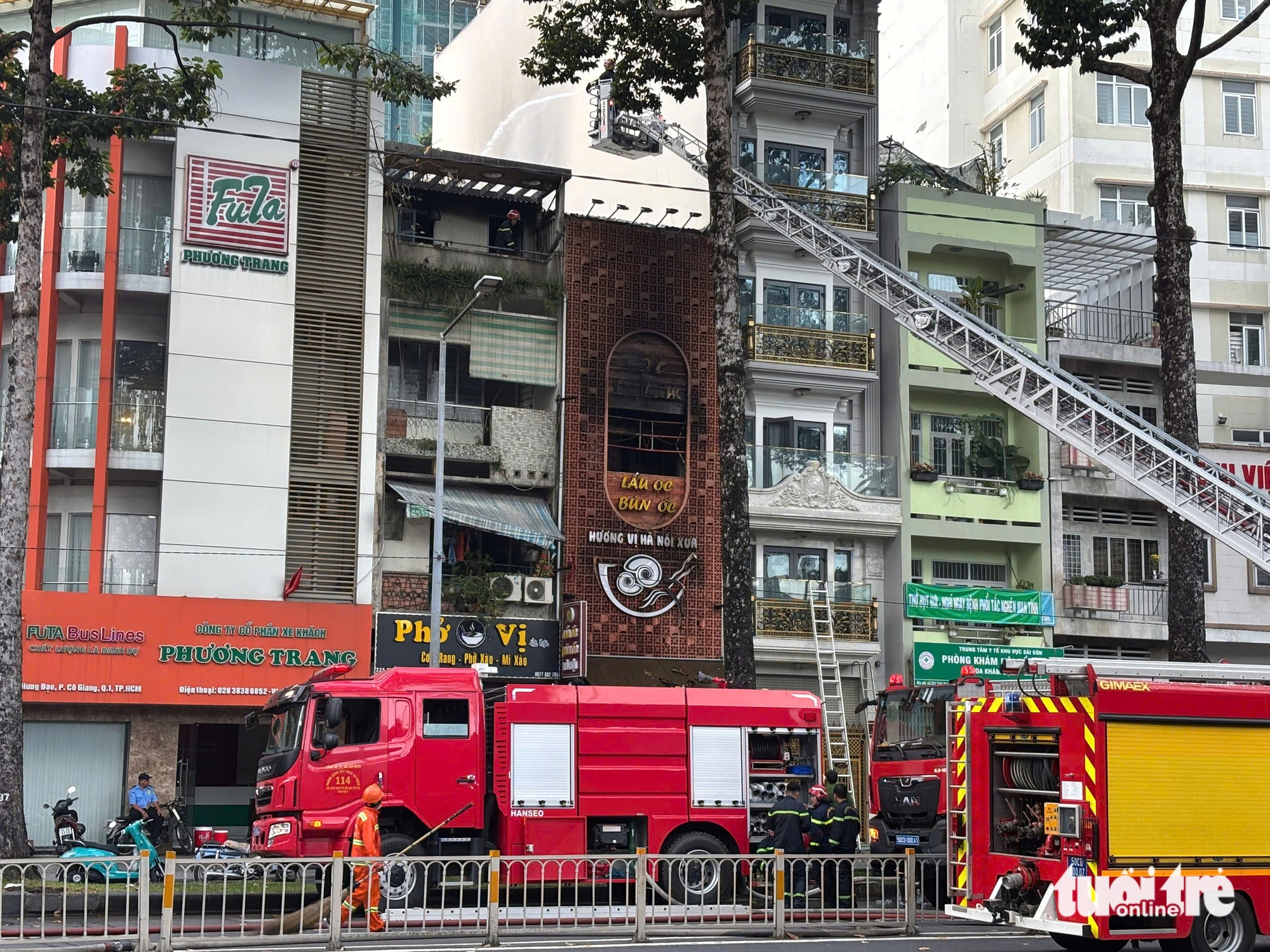 陈兴道街螺蛳粉店火灾，警方出动云梯车救出5名被困者