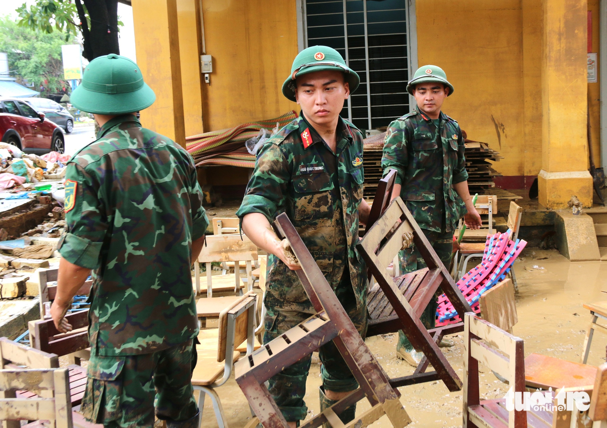 庆和省的学校在历史性洪水后一片狼藉，部队共同参与清理