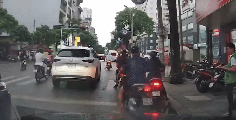 处罚一名男子在碰撞后猛烈踢打女性摩托车的暴躁行为