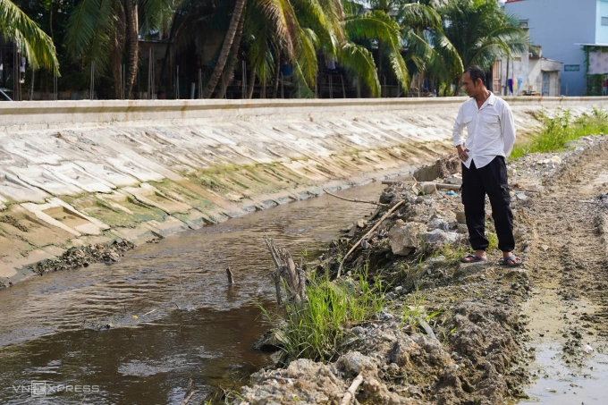 山上的垃圾填埋场污水流入芽庄海