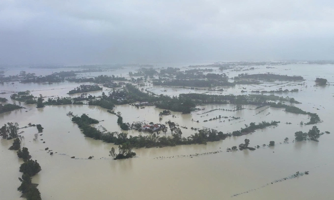 老挝人冲入洪水中心达克拉克救人