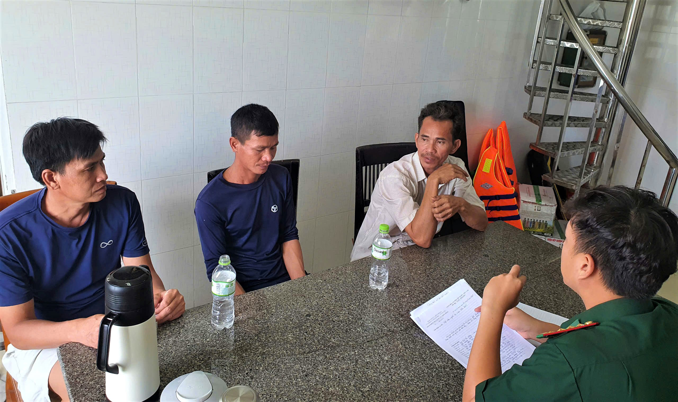 在头顿海域倾覆的载有900多立方米沙子的驳船，3名船员获救