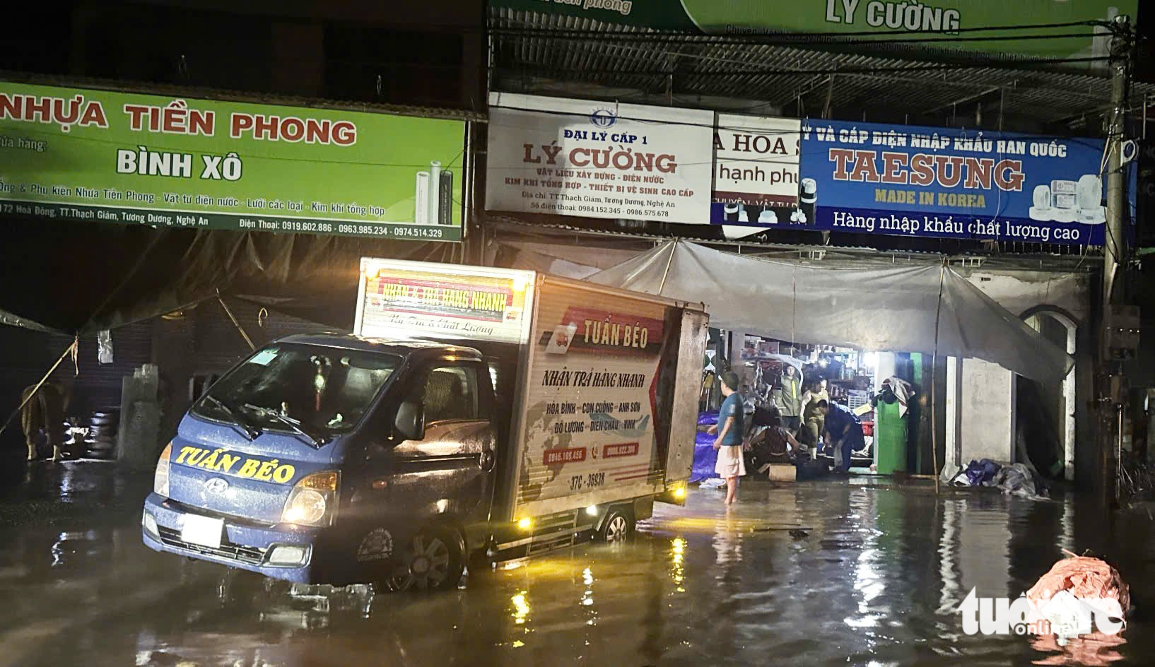 因暴雨洪水，义安省多个乡镇被淹，夜间疏散居民