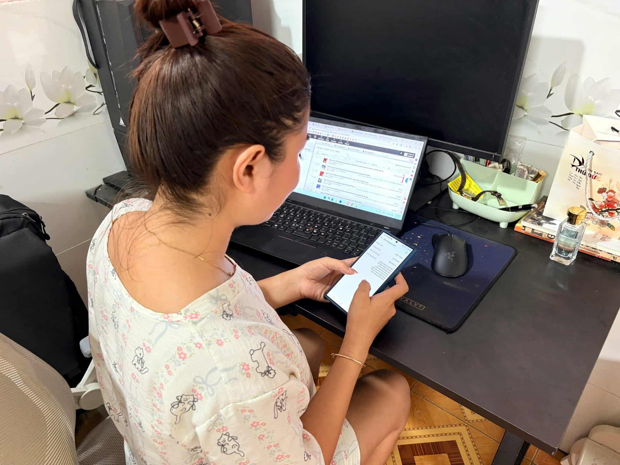 胡志明市市民在国庆节期间高兴地收到政府赠送的10万越南盾礼物