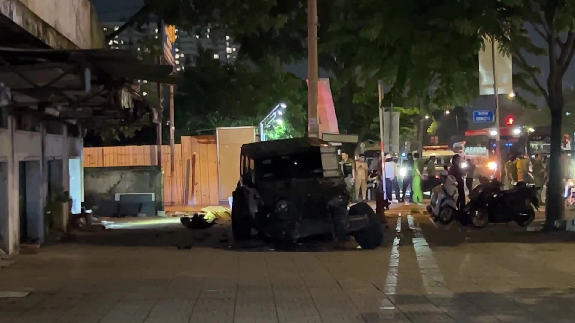 胡志明市汽车撞上7辆摩托车，母子俩死亡