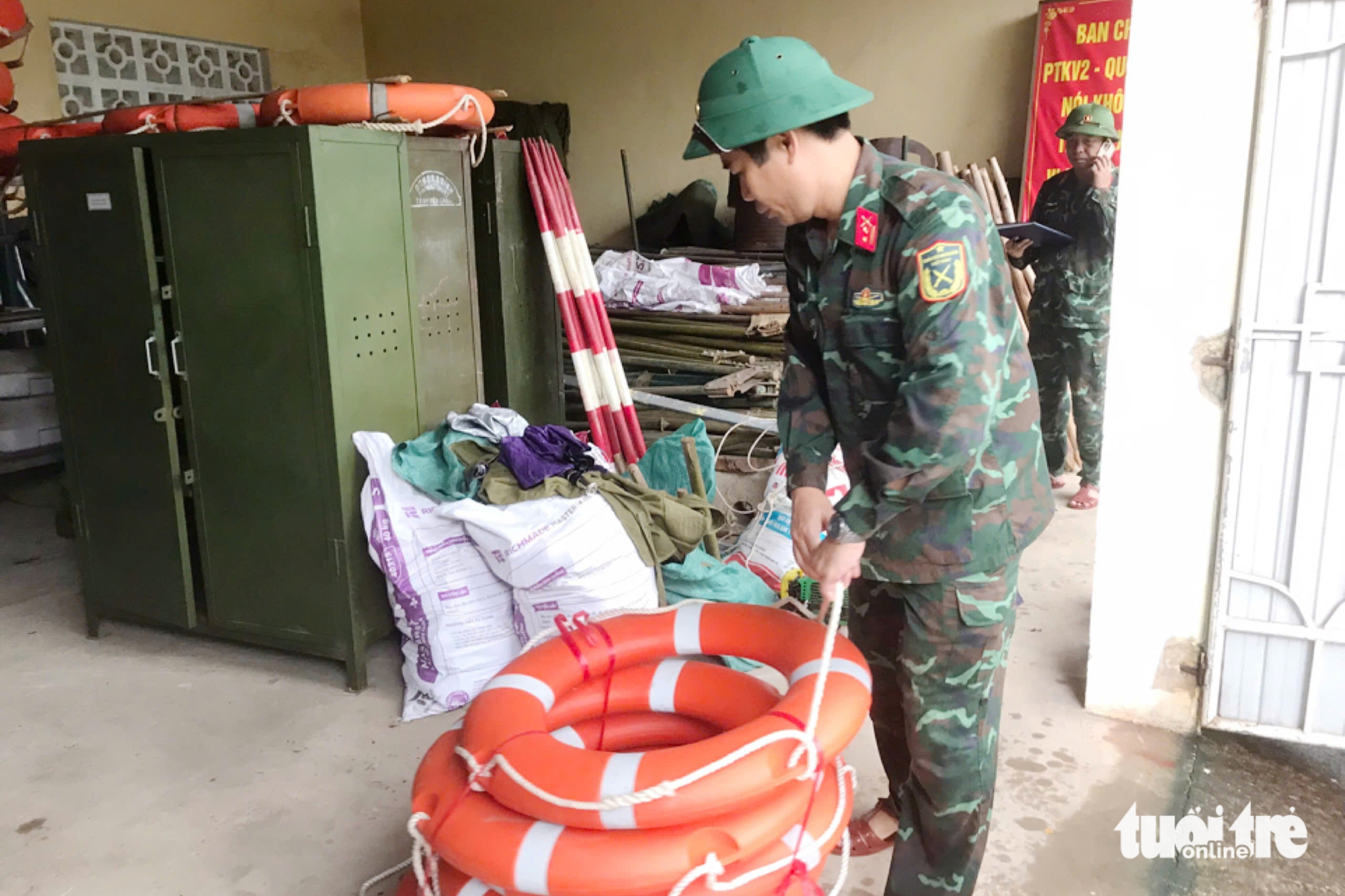抗击台风Bualoi：河静省禁止出海，开始疏散居民；广治省部队下田帮助农民收割水稻