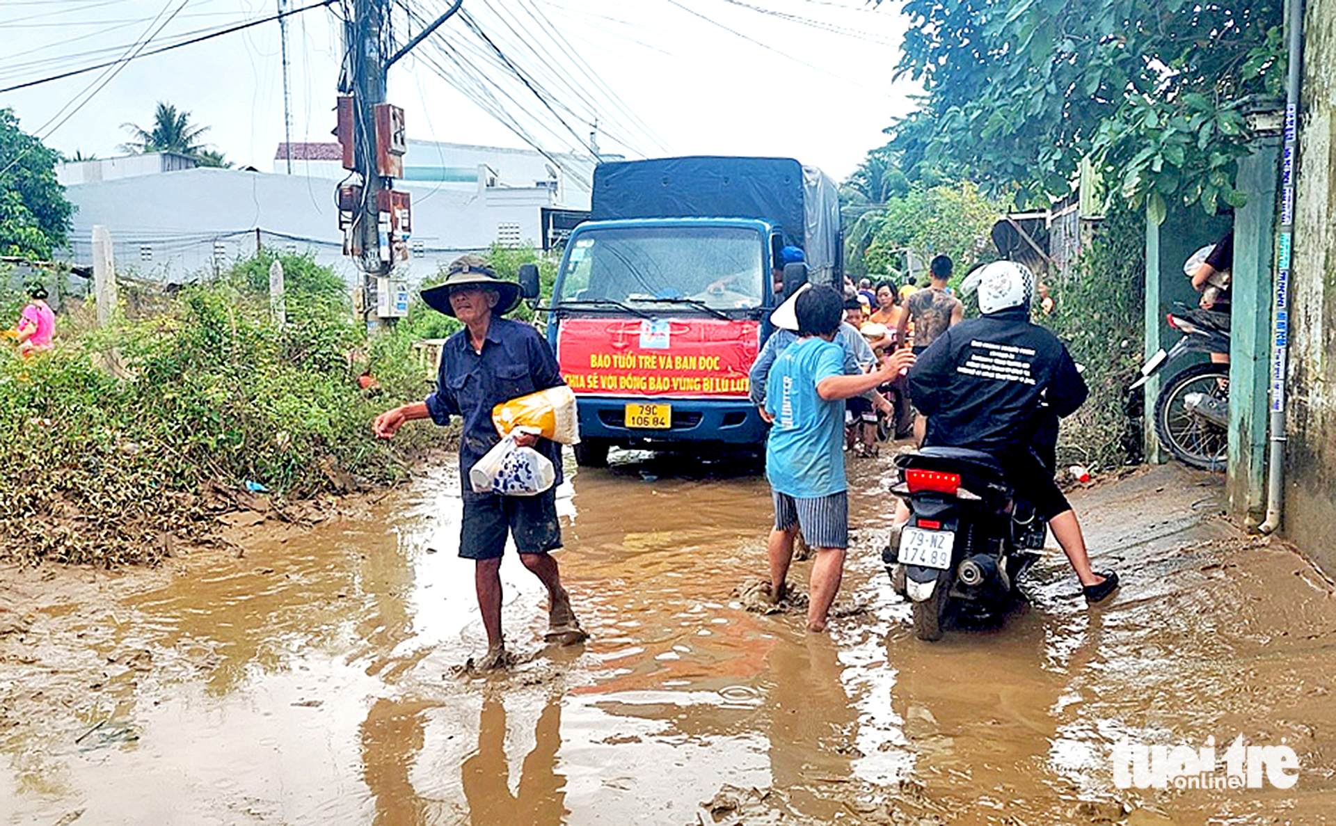 《青年报》向芽庄西部地区居民发放救援物资
