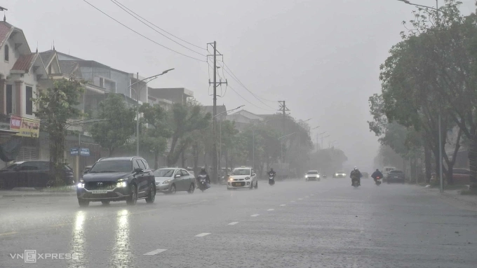 热带低压增强为台风，给中部地区带来降雨