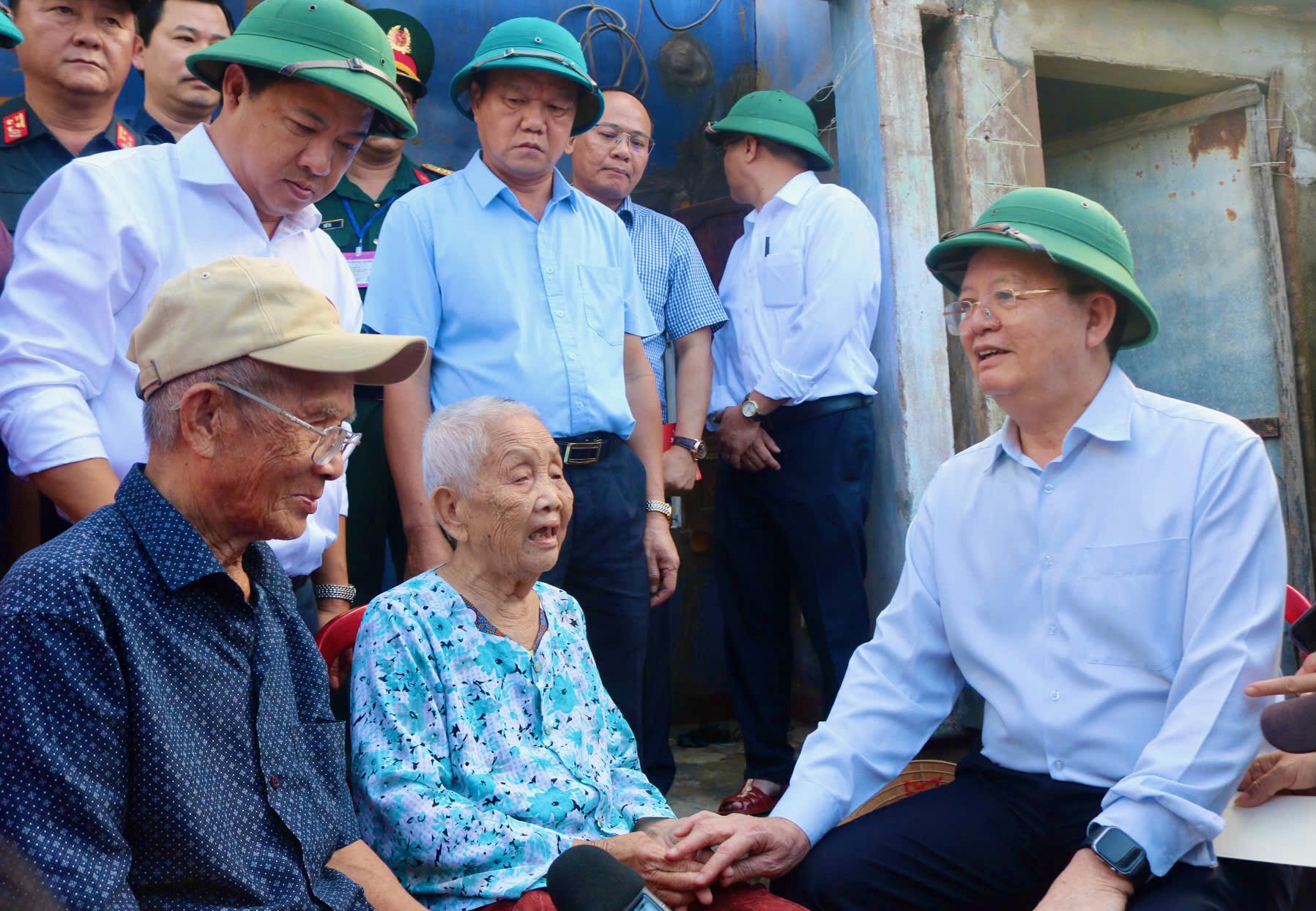 副总理梅文正慰问受台风卡莫吉影响的达乐省民众