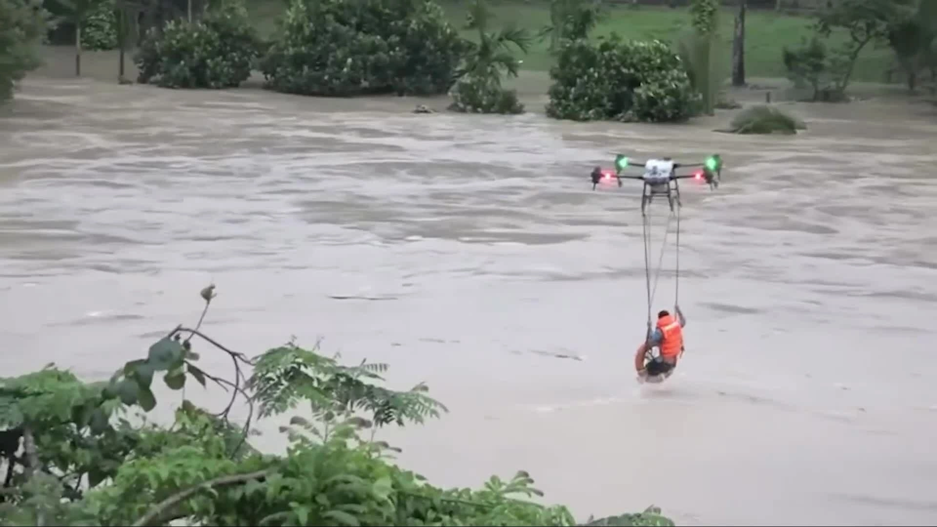 使用无人机在塞雷波克河救人