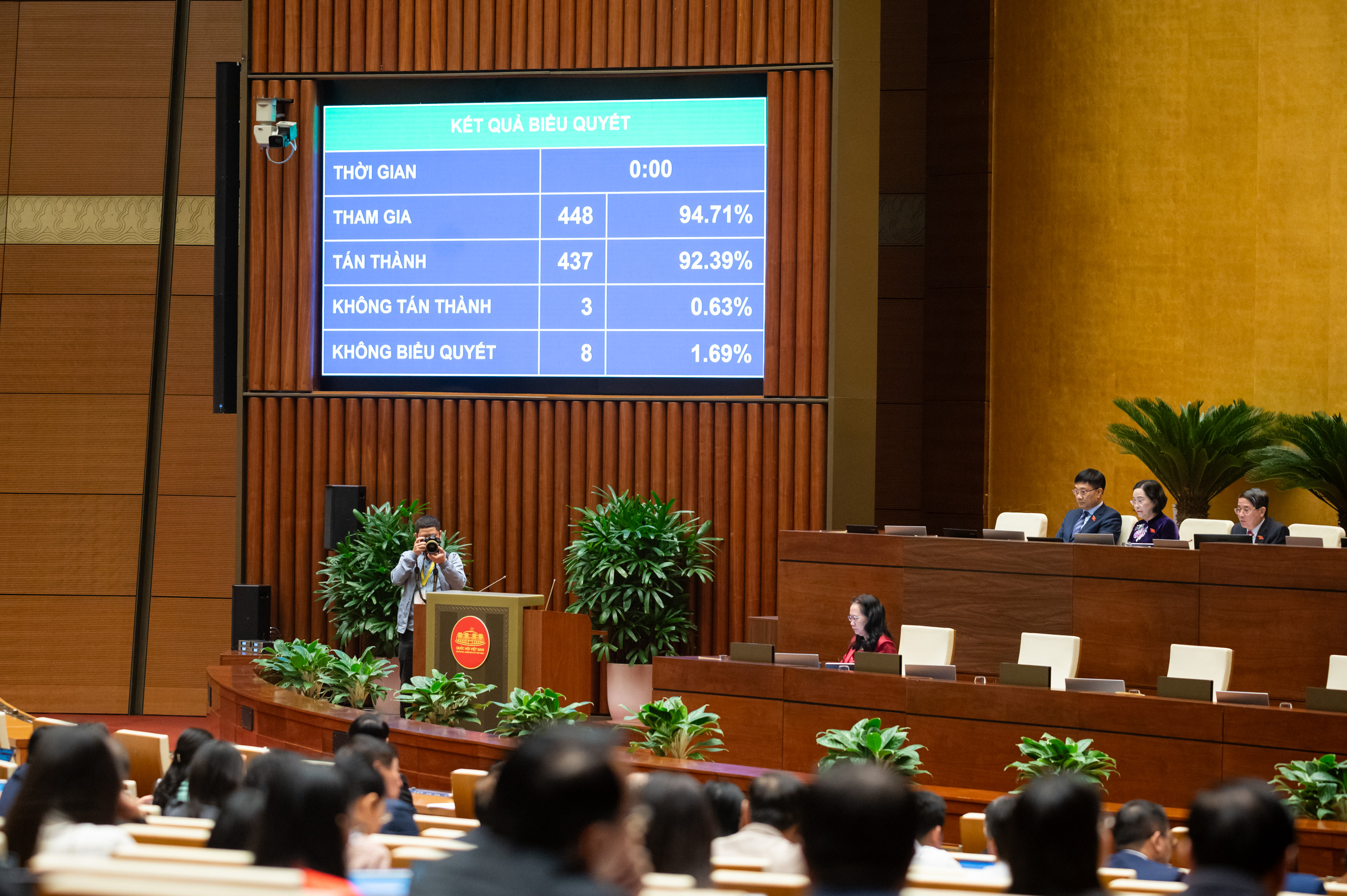 经营户、个体经营者可自行确定营业收入以缴纳税款，必须开具电子发票