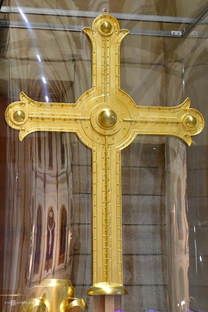 圣母教堂展出两座400公斤镀金圣十字架