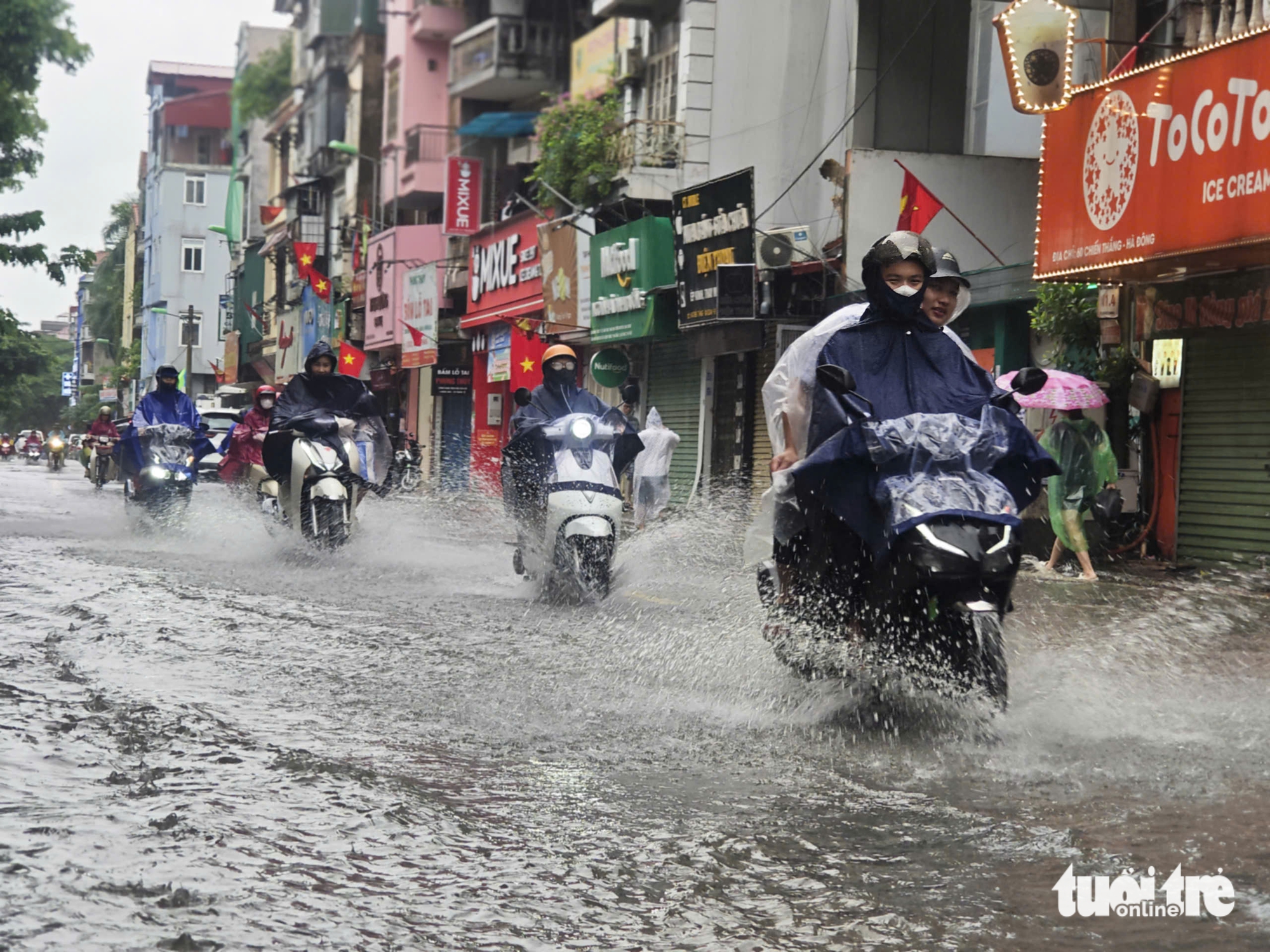 河内第五号台风整夜大雨，多条道路深积水，交通瘫痪