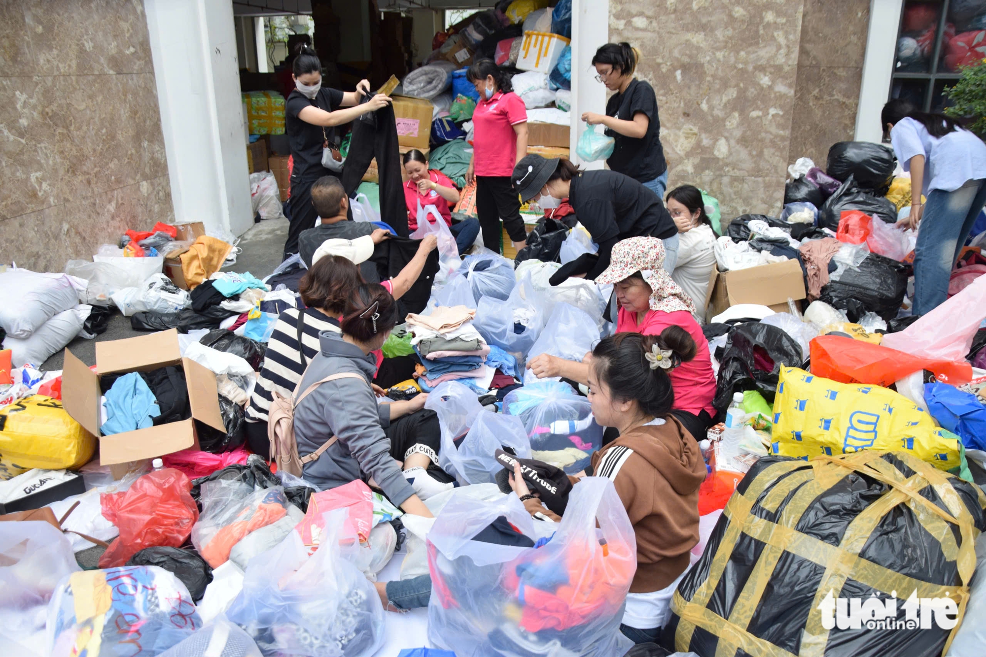 外国人卷起袖子，与胡志明市同胞一起向中部地区传递爱心