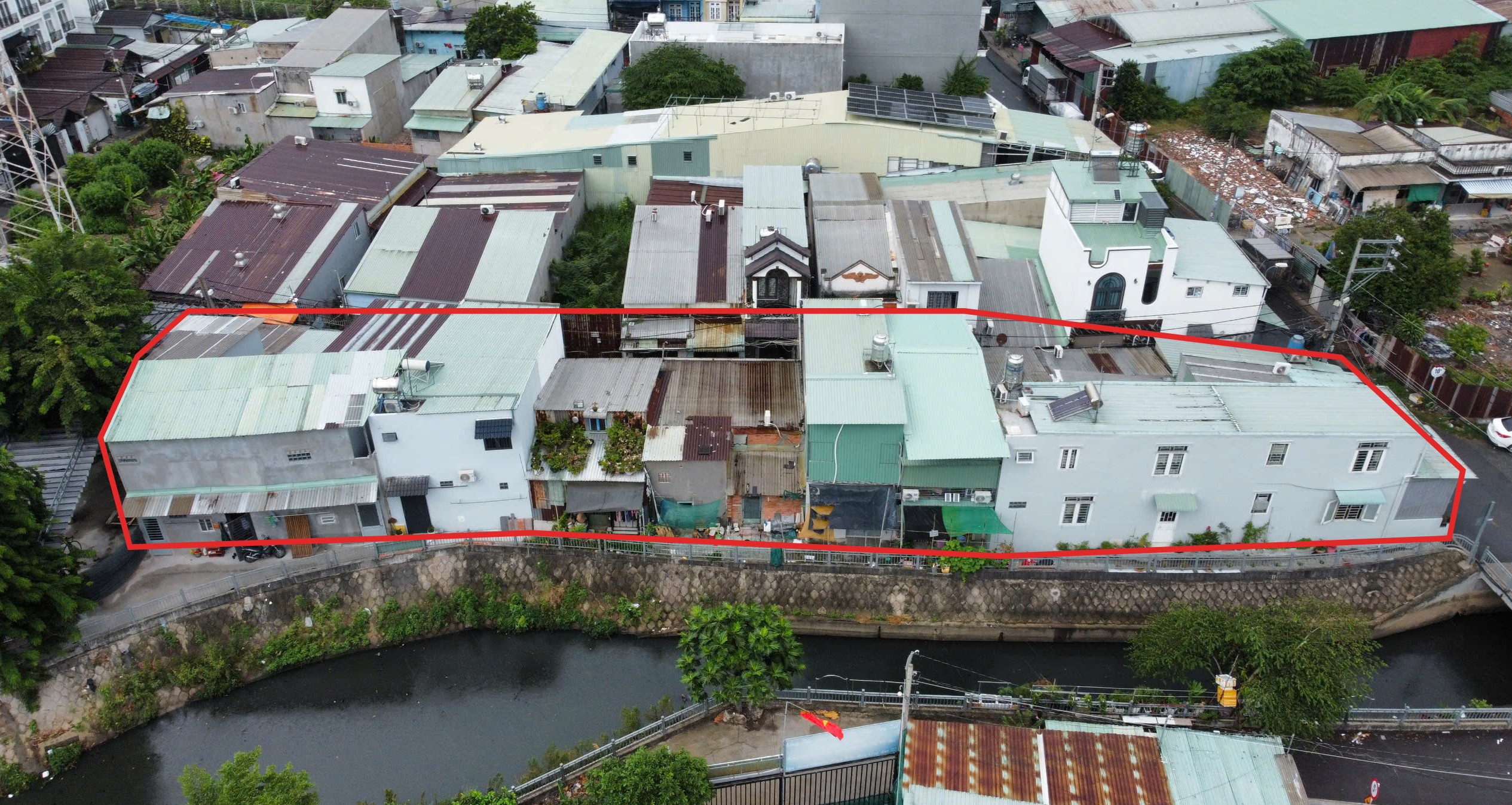 非法建筑，门牌号缺失，Thới An 坊报告已拆除，实际尚未完成