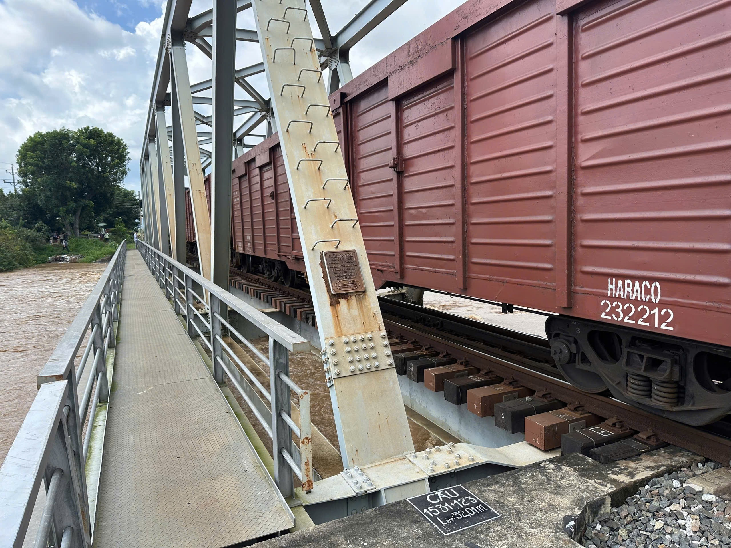 洪水威胁，铁路公司派出200吨列车“守护”桥梁