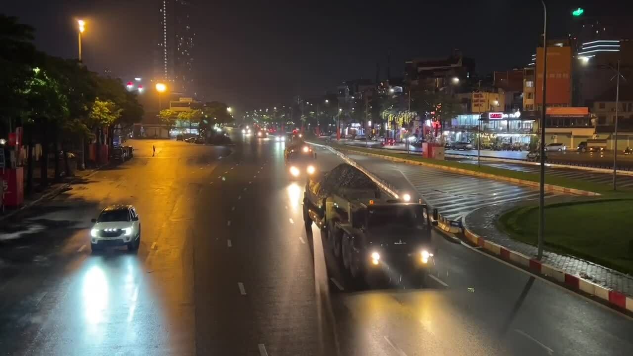 军事车辆群在夜间集结至河内市中心