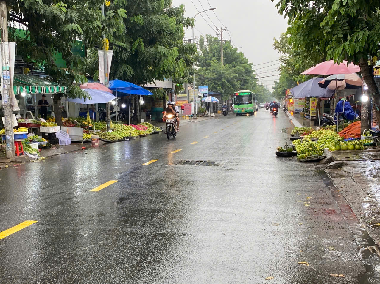 杀完鸡将水倒在人行道上，溢出到买卖道路：职能部门怎么说？