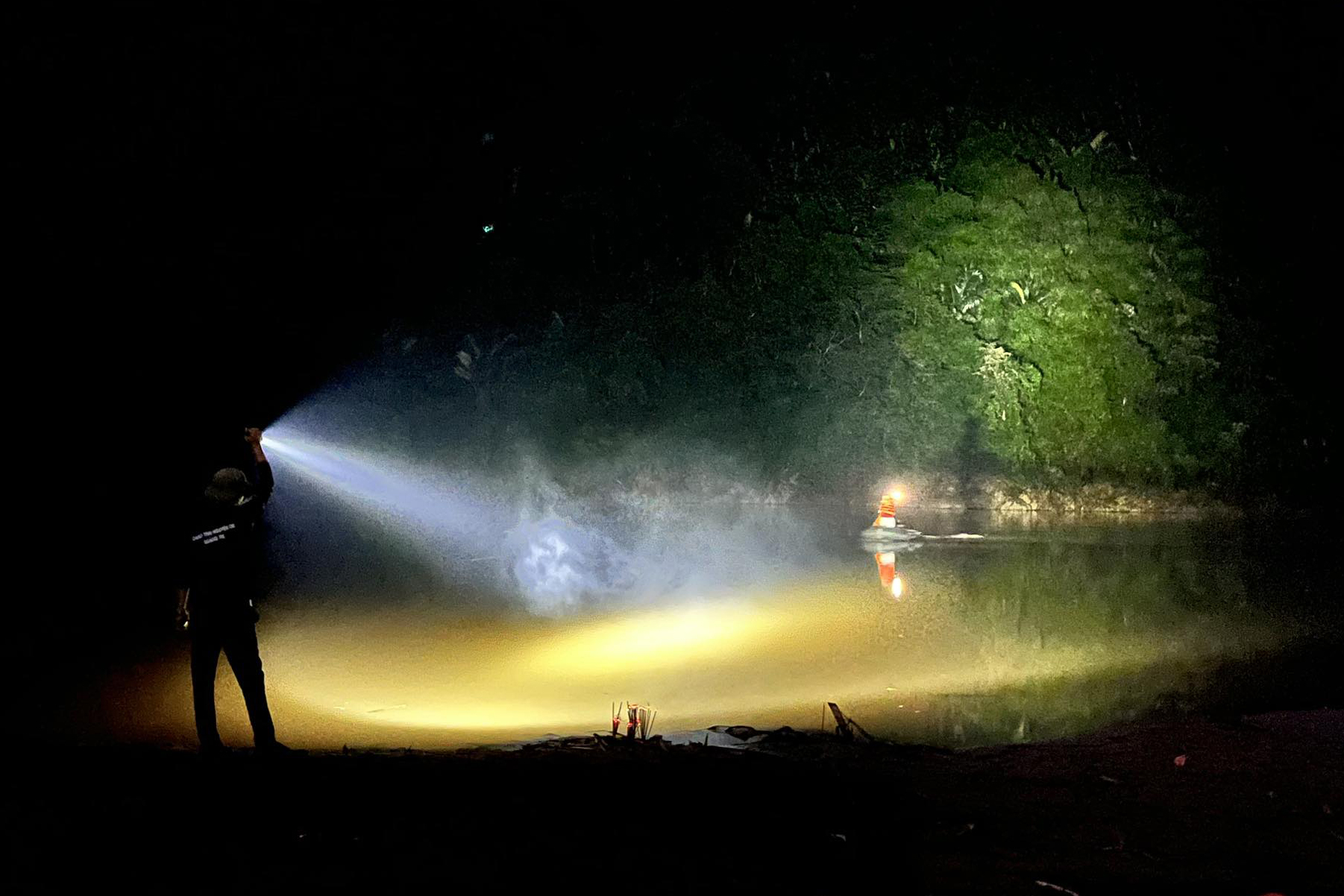 在广治省发现被洪水冲走的卡车司机尸体，距离现场超过30公里