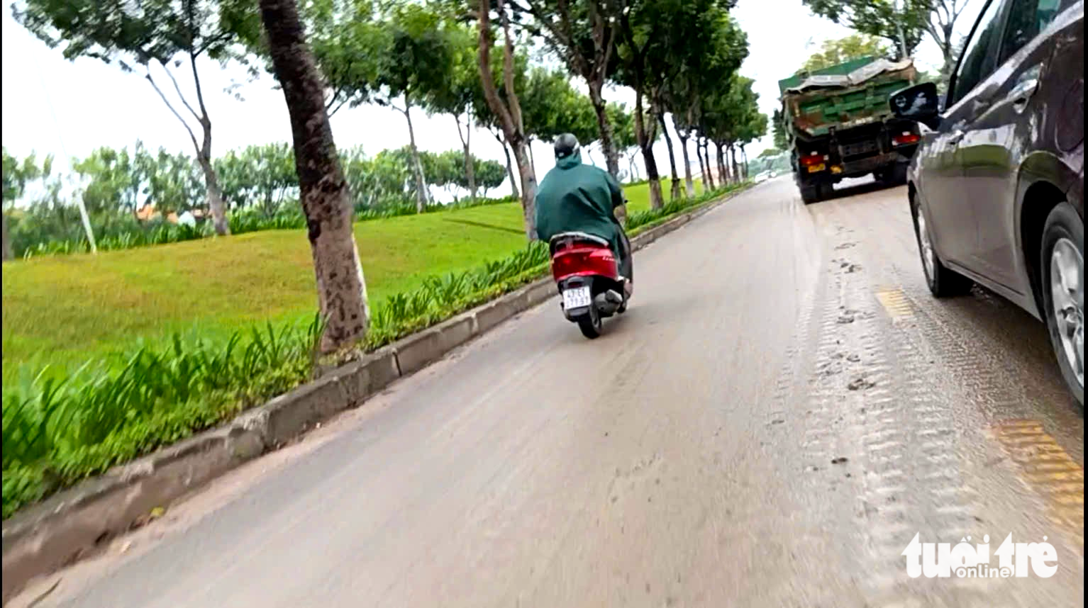 数十吨自卸车无视禁行标志，岘港多条街道泥泞不堪